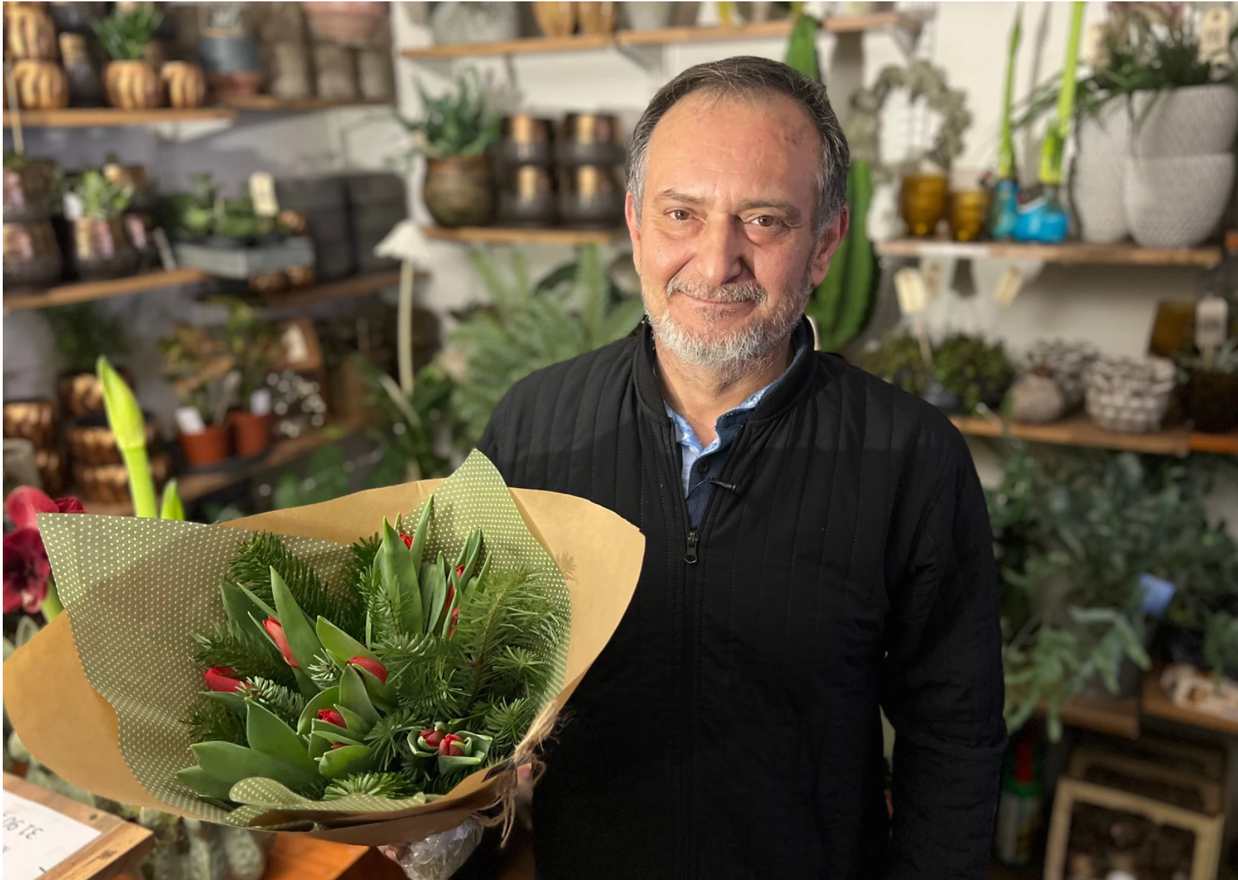 Til begravelse i Aarhus og omegn leverer Blossom på Kridthøj Torvet | Højbjerg blomster med respekt og kvalitet. Vi tilbyder bårebuketter, hjerter, kranse og klassisk kistepynt, skabt med fokus på personlig afsked.