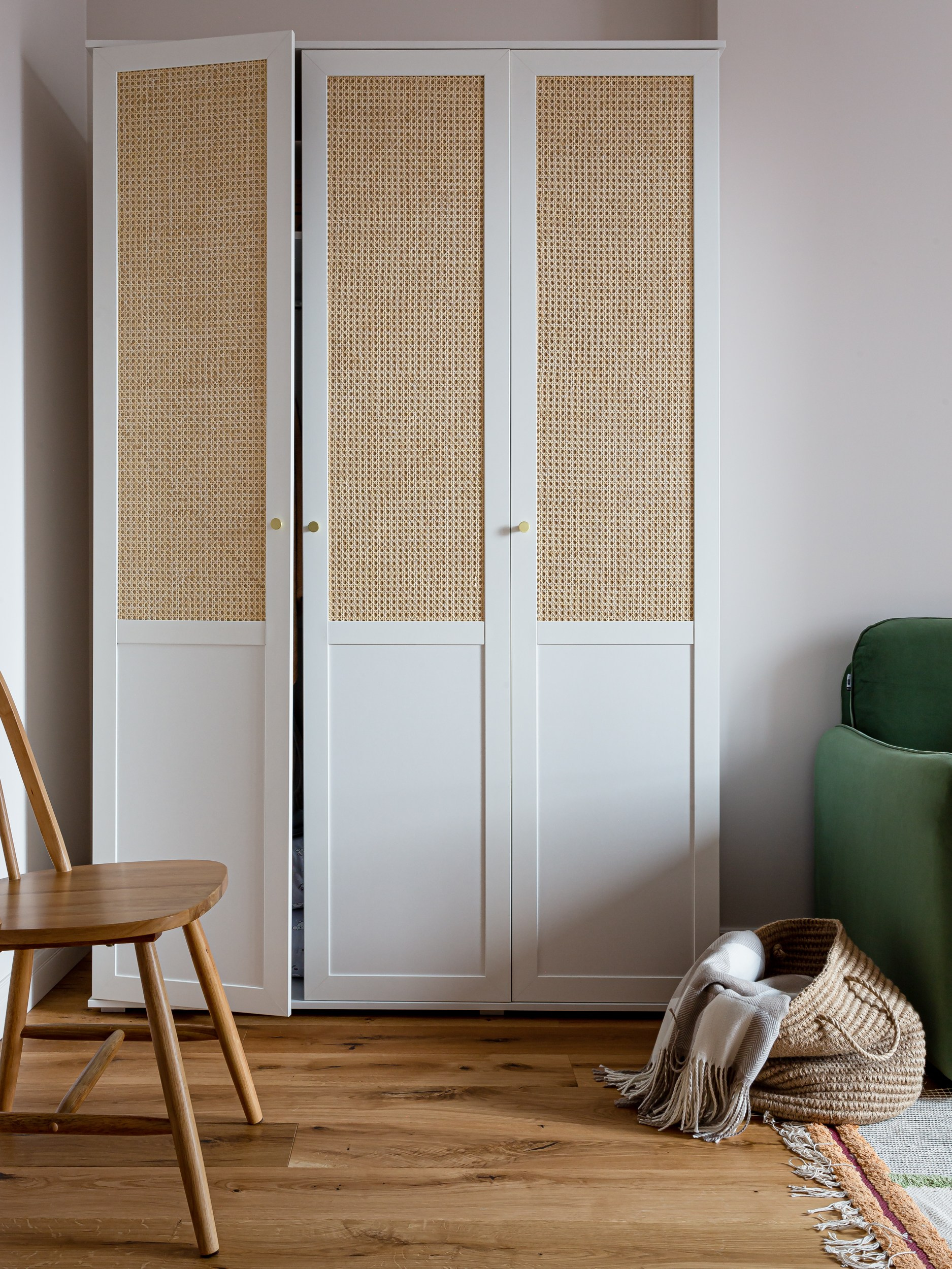 Шкаф из ротанга в ретро интерьере квартиры молодой пары