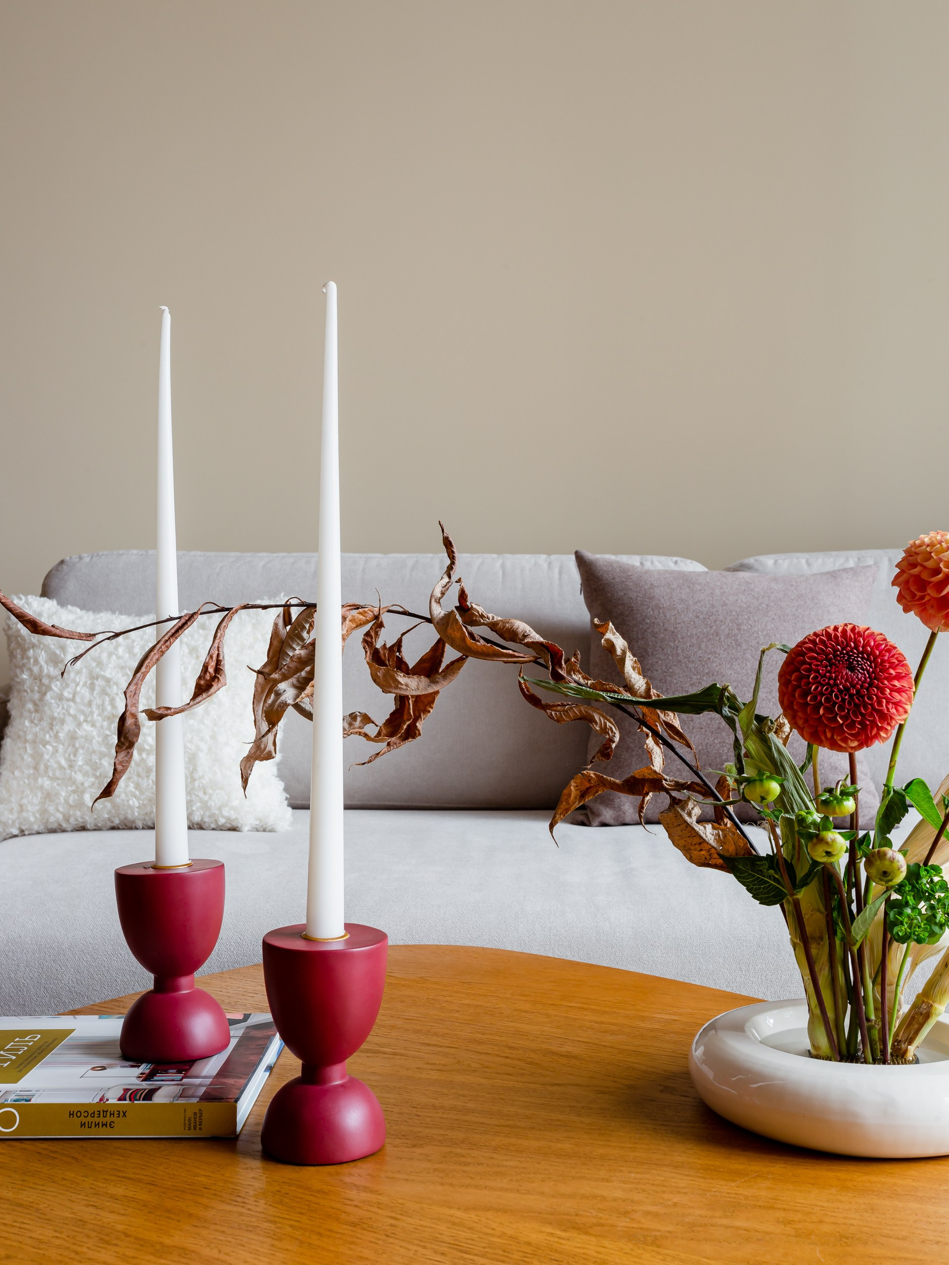 Компактный диван в гостиной с винтажной мебелью 