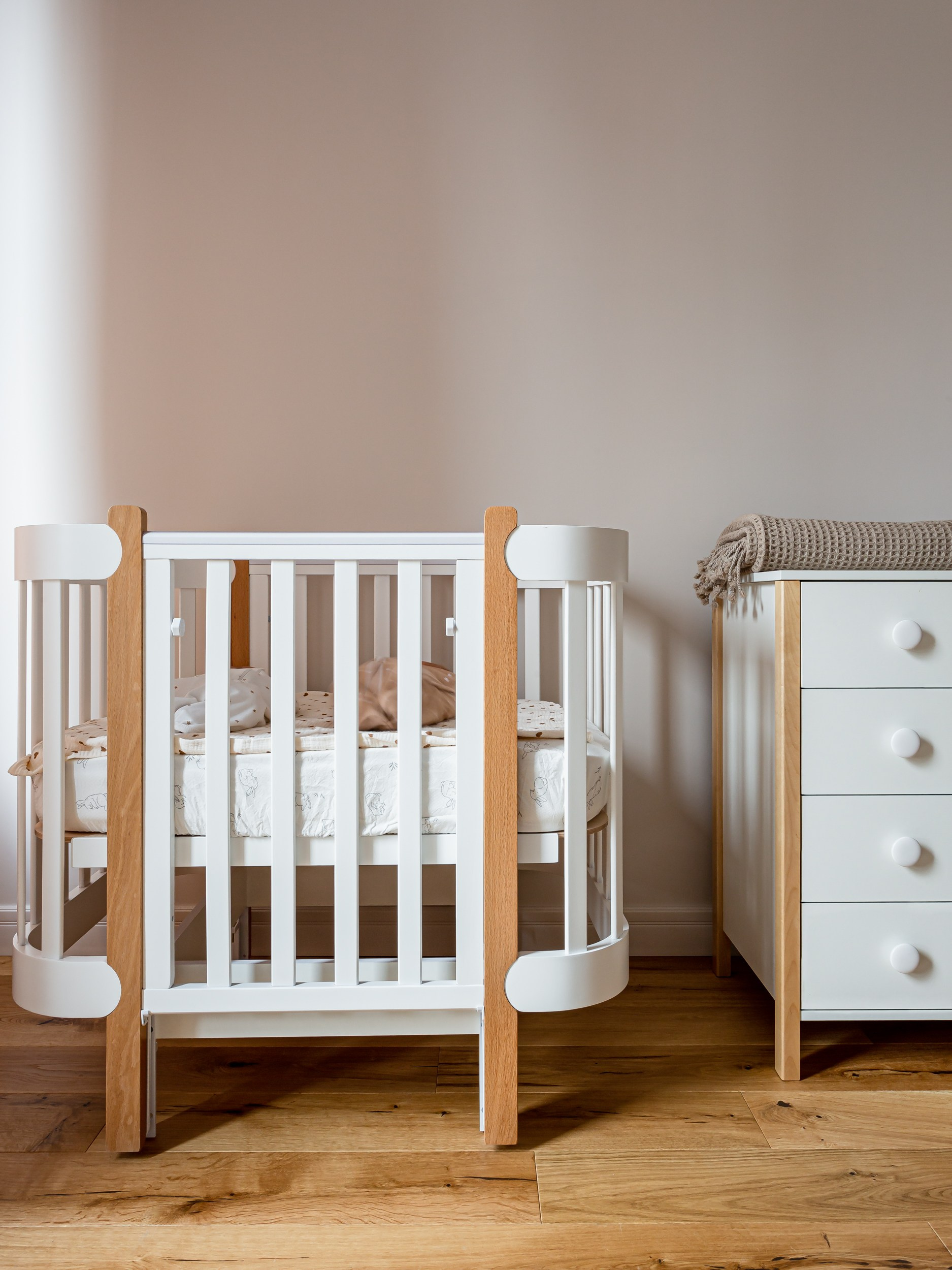 Овальная детская кровать в ретро-дизайне интерьера Екатеринбург