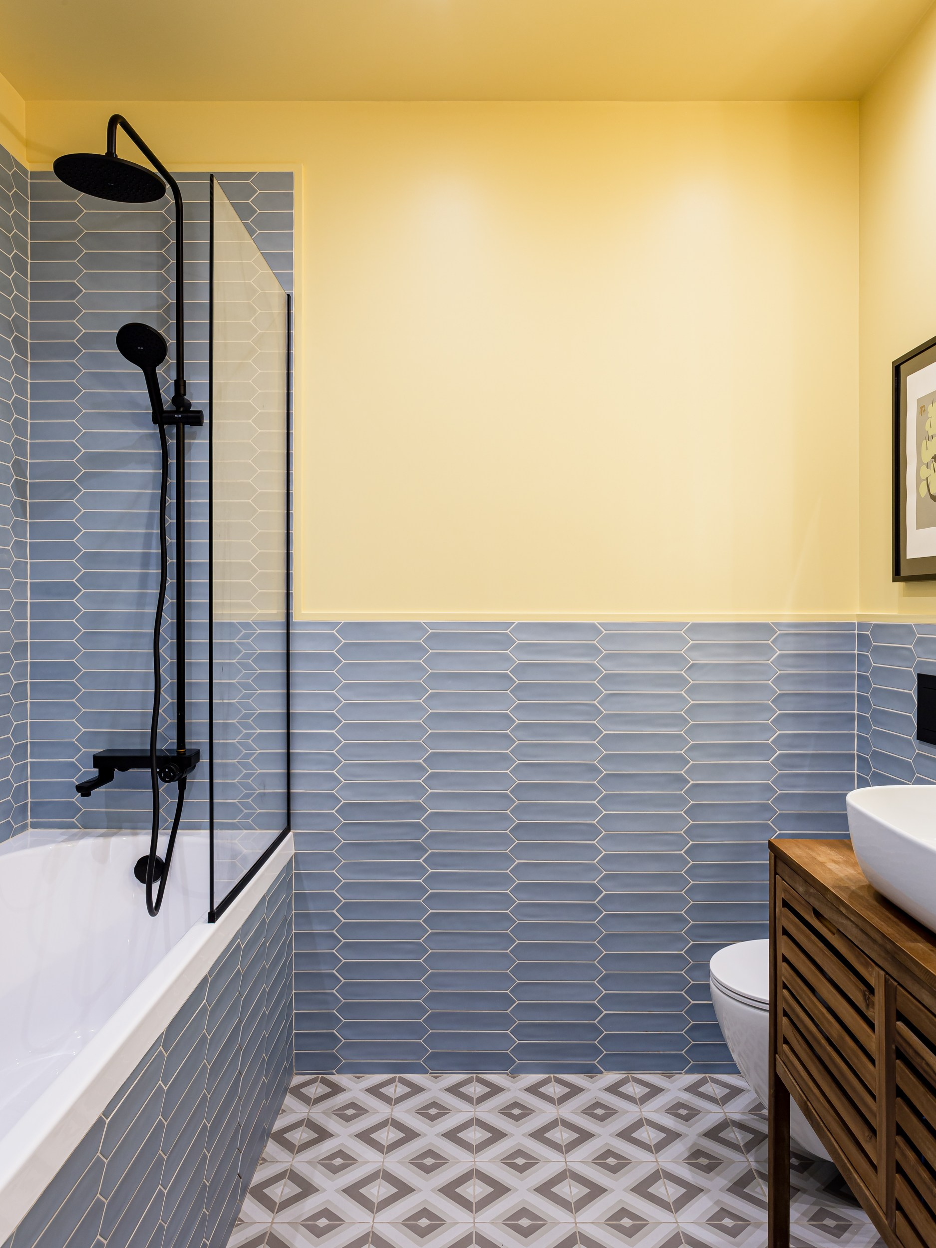 Интерьер ванной в ретро стилистике с яркими желтыми стенами 