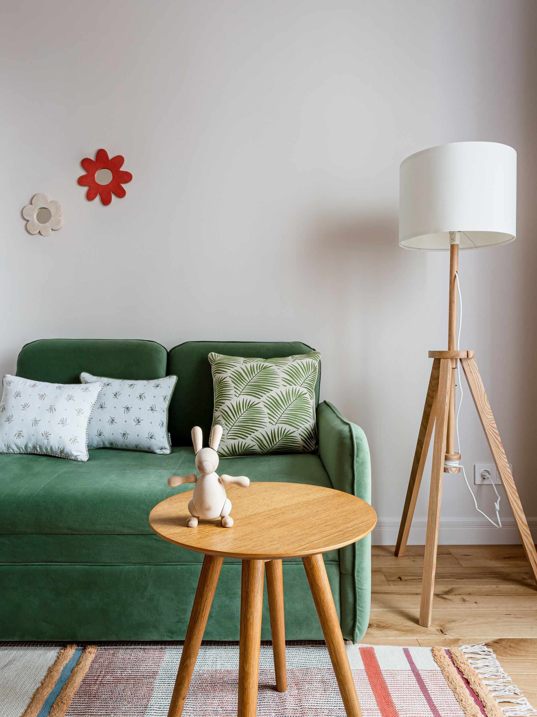 Компактный диван и винтажный ковер с кисточками в спальне 