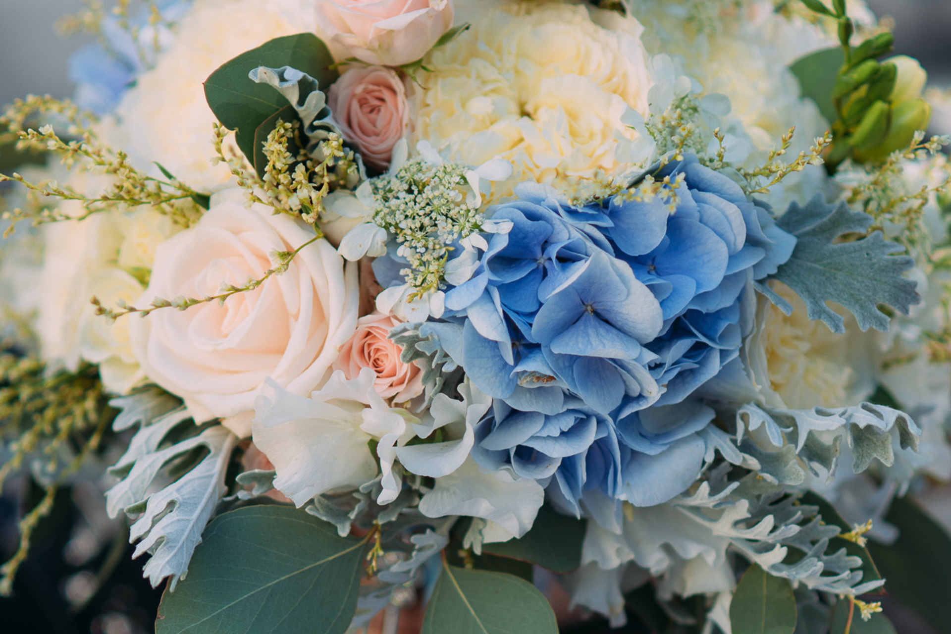 Līgavas pušķi zilos toņos