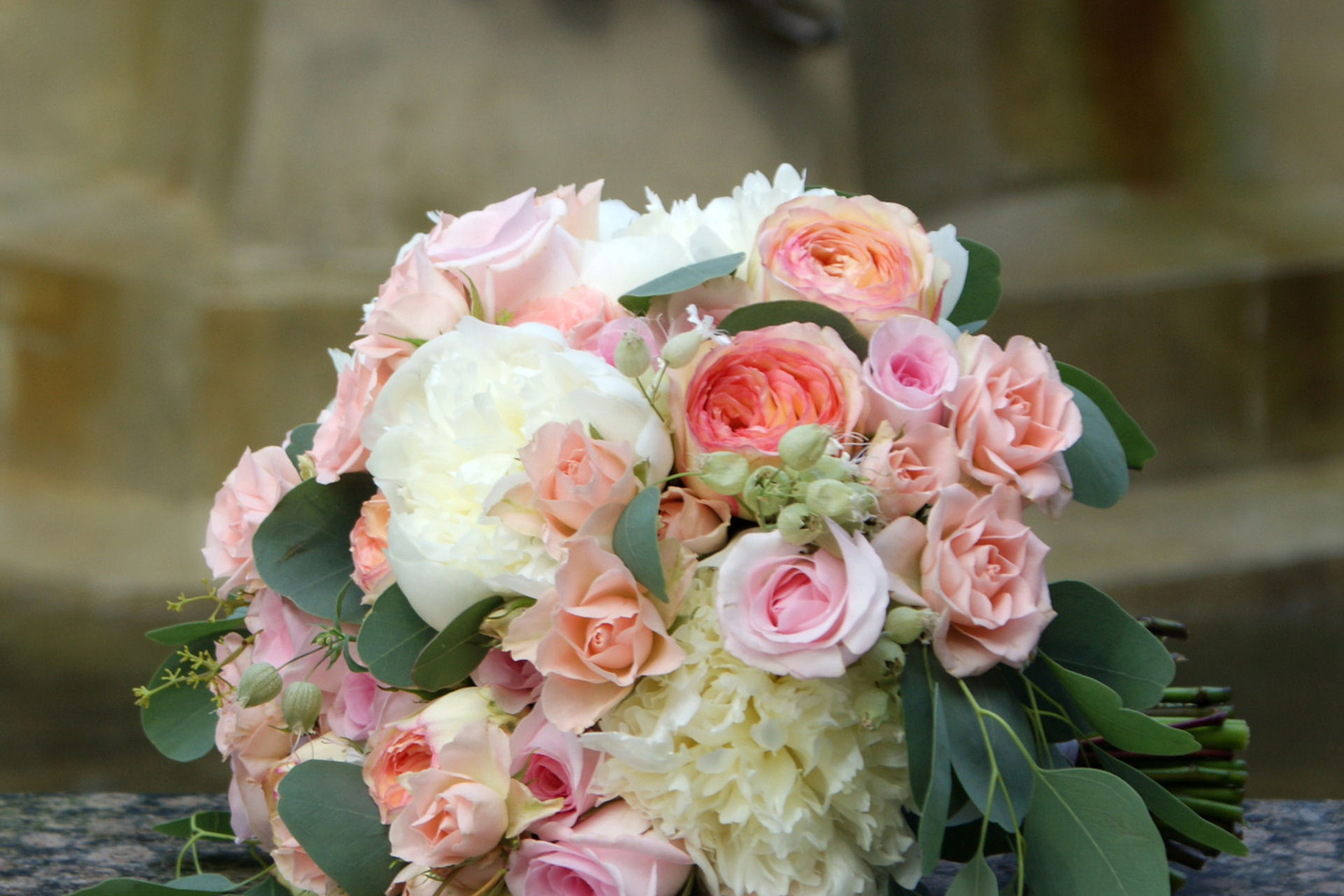 Līgavas pušķi rozā toņos