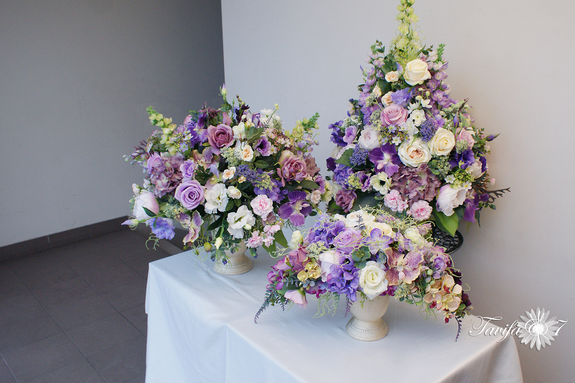 Mākslīgo ziedu kompozīcijas