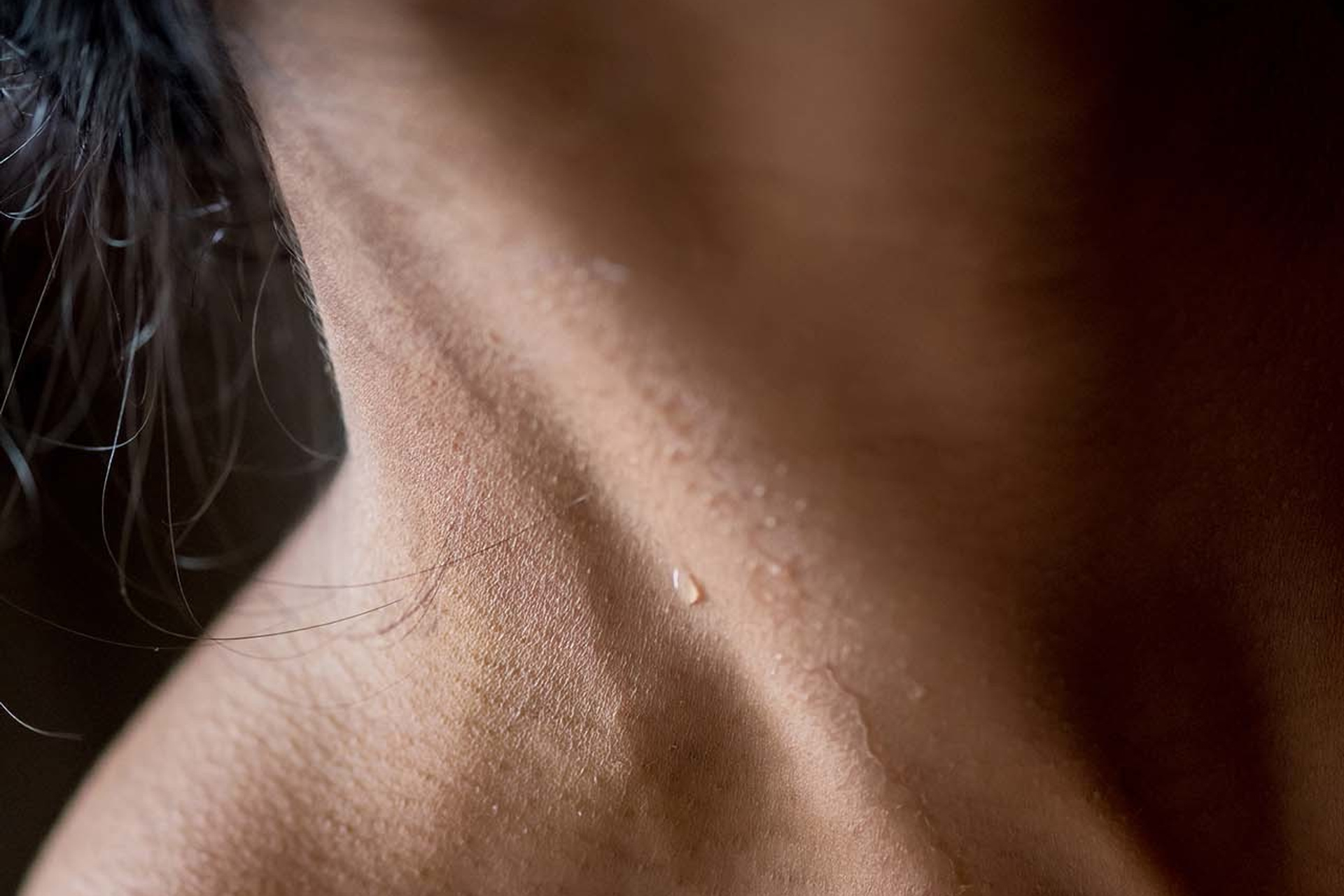 Wedding photographer Royal Berkshire, Ascot UK Nikon D850 Perfume drop on bride's neck