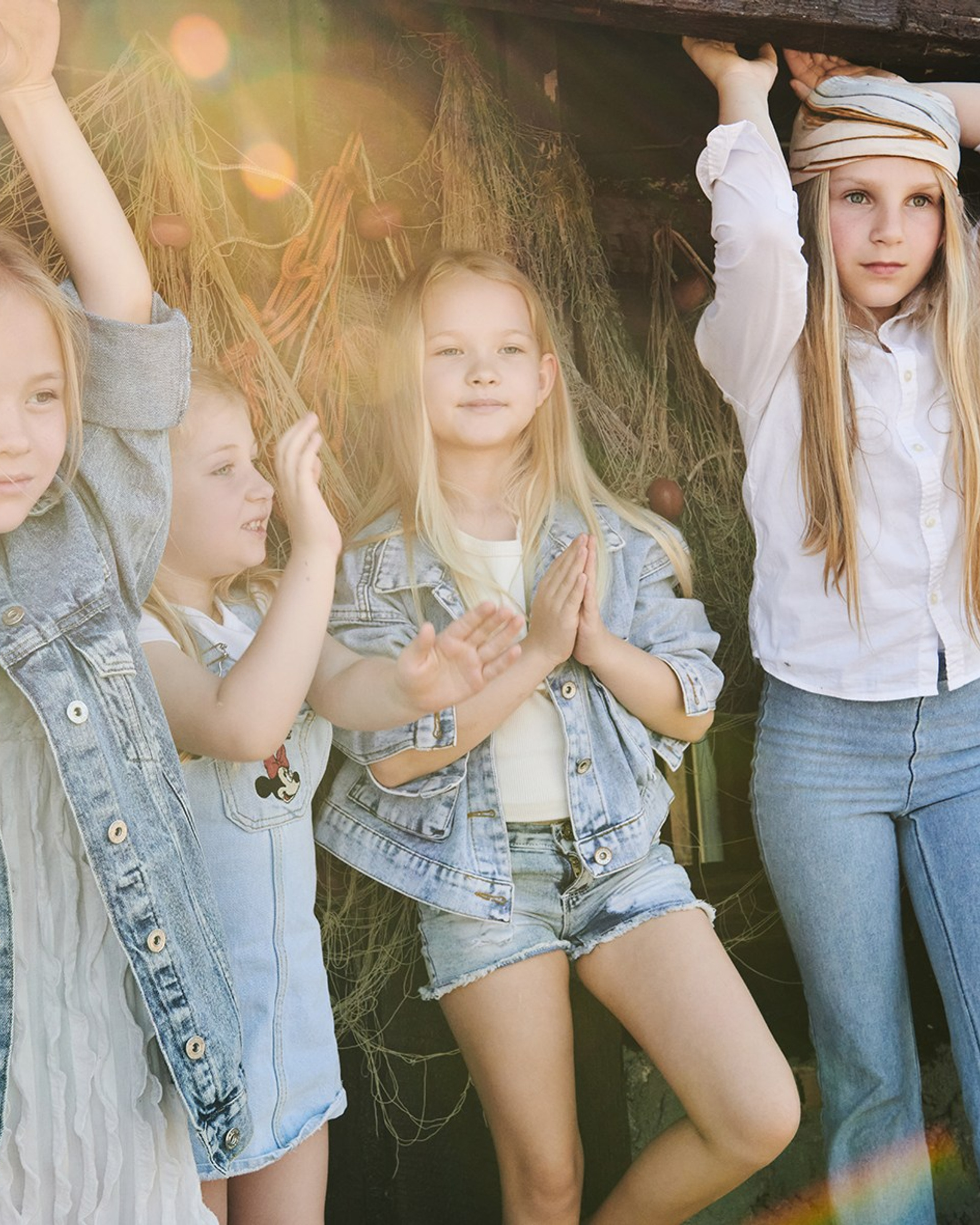 Children on&nbsp;the coast