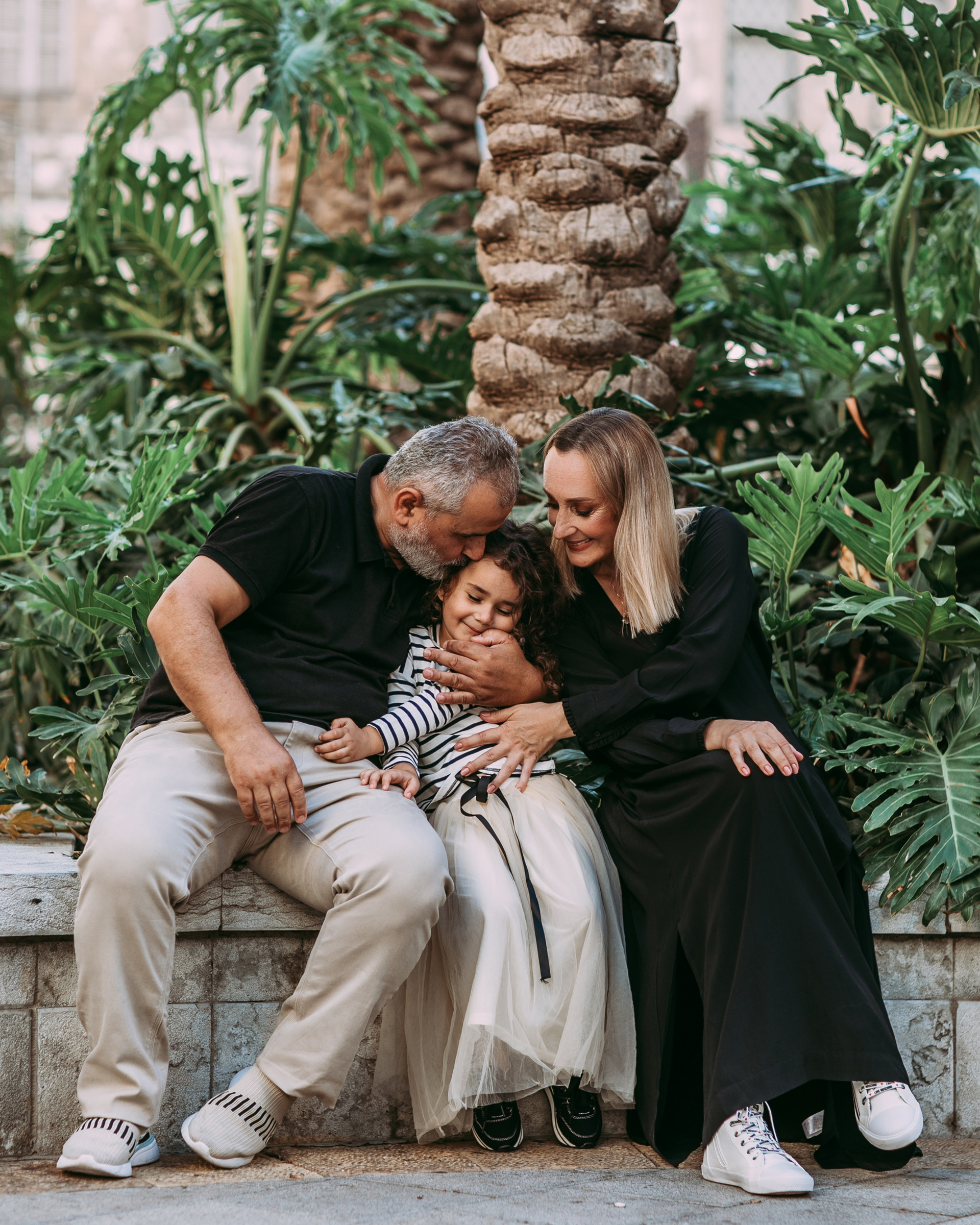 Семейные фото прогулки Сары и Иеhошуа вместе с неугомонной и веселой дочкой