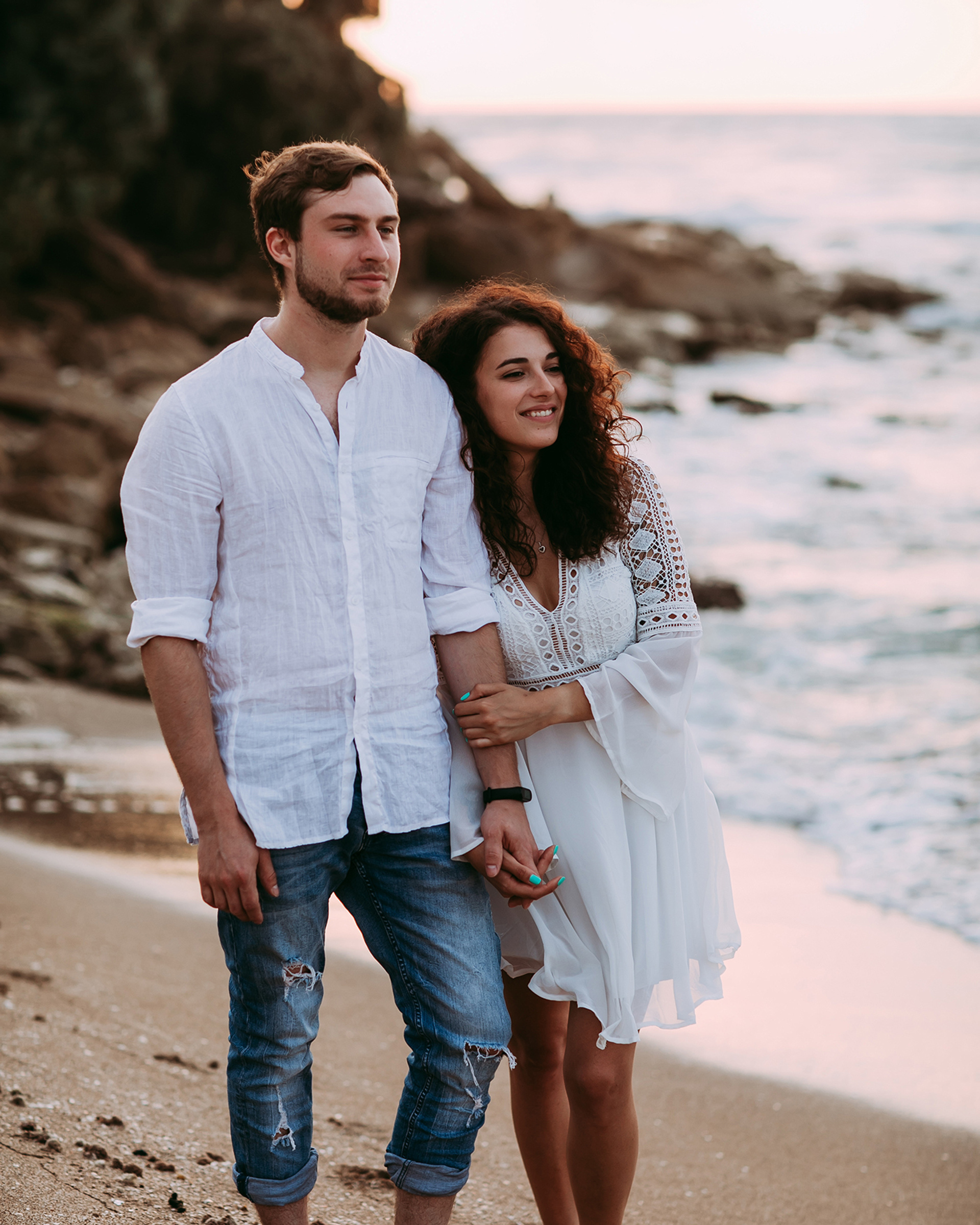 Прогулка с влюбленной парой вдоль берега Средиземного моря в Израиле, город Хай…