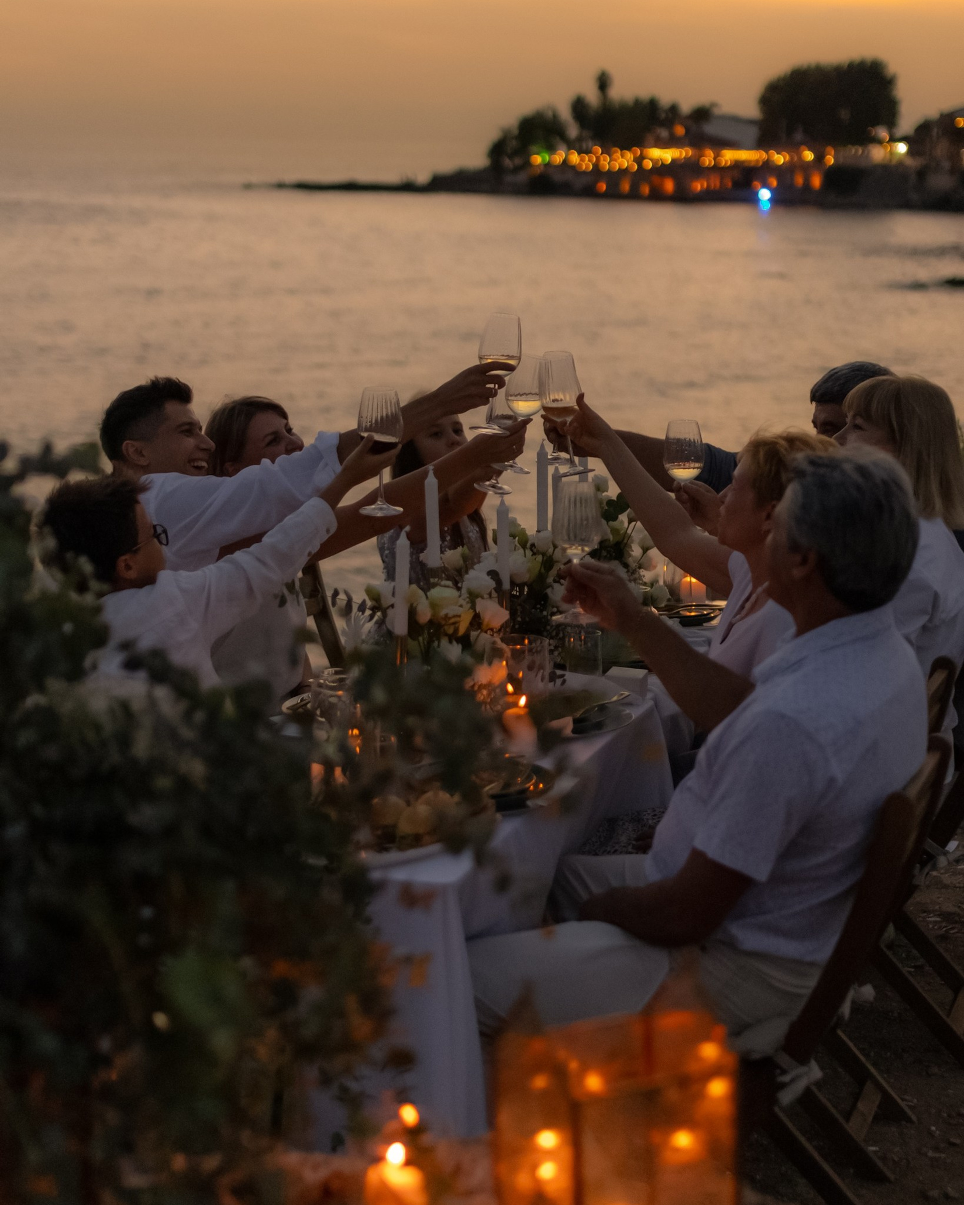 Семейный пикник на берегу моря