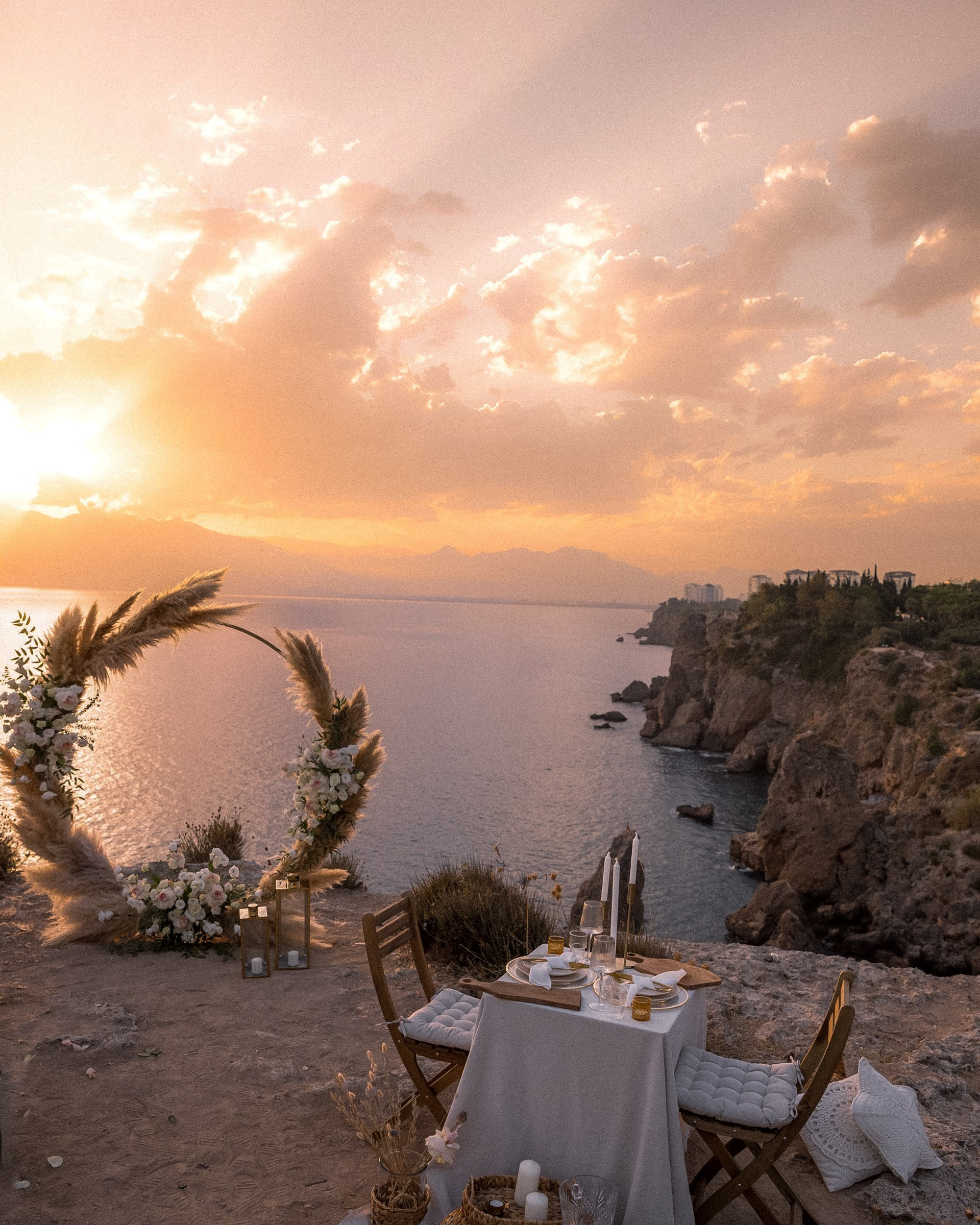 Свадьба для двоих: романтика пикника на природе/ на море.