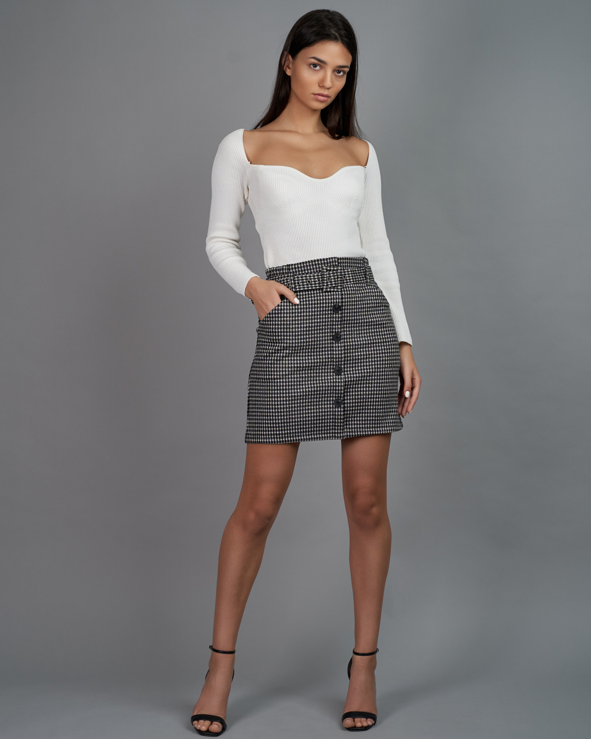 На однотонном фоне