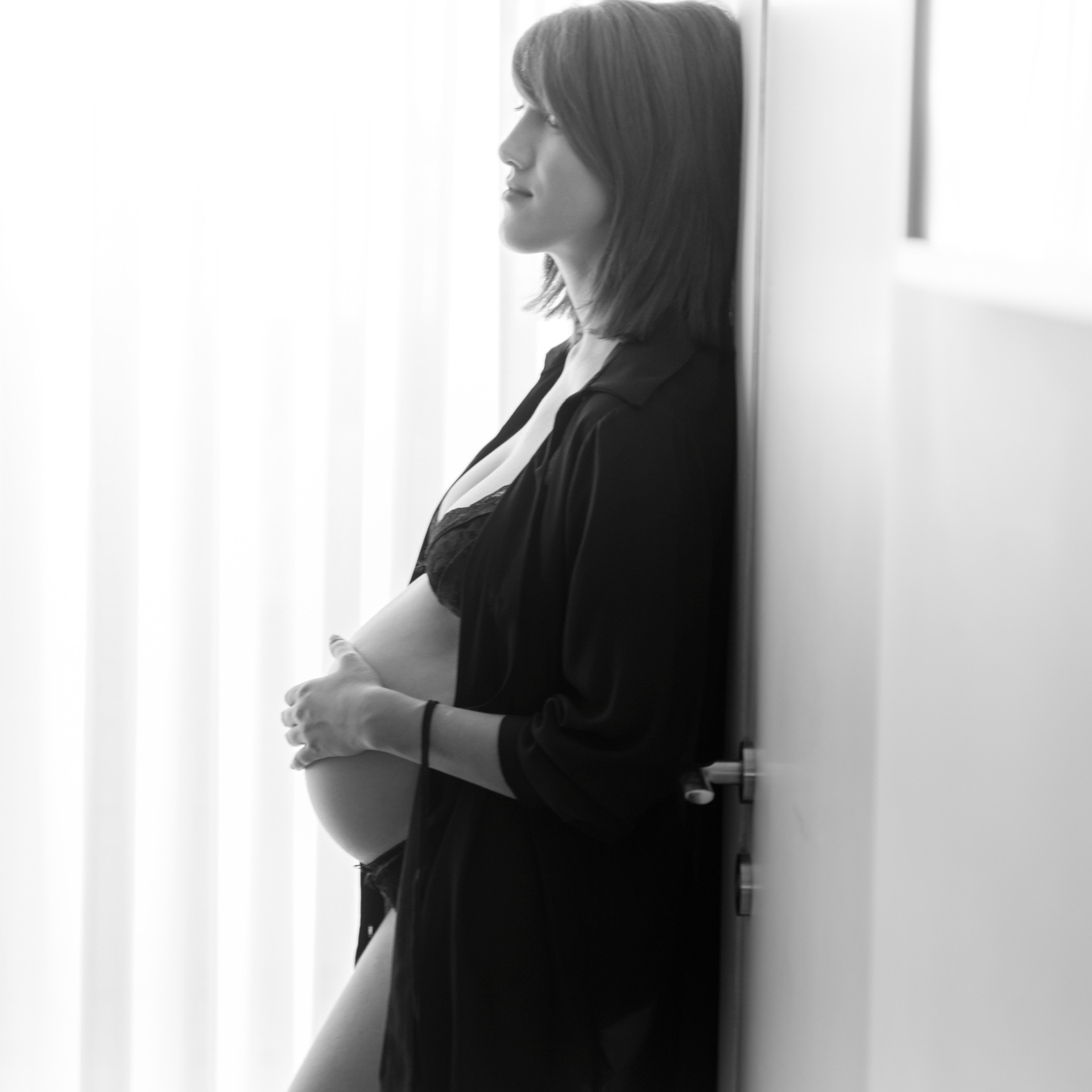 Maternity photoshoot at home. Photographer in Israel Luba Ternavskaya