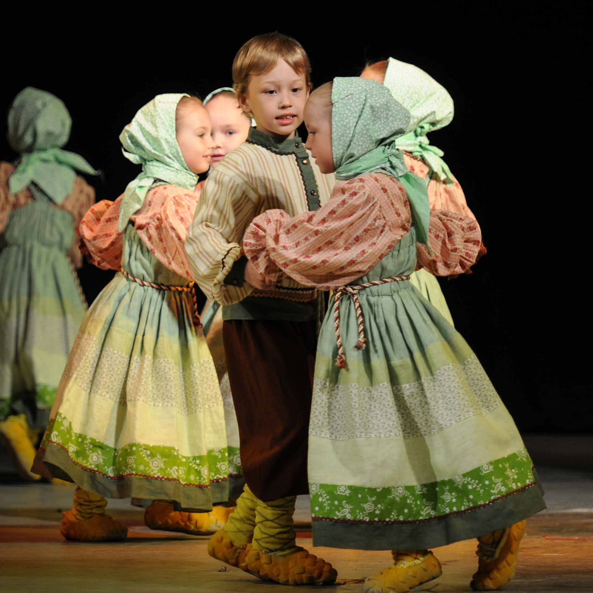Concert of the folk group “Sunny Rainbow” in Russia. Photographer in Israel Luba Ternavskaya