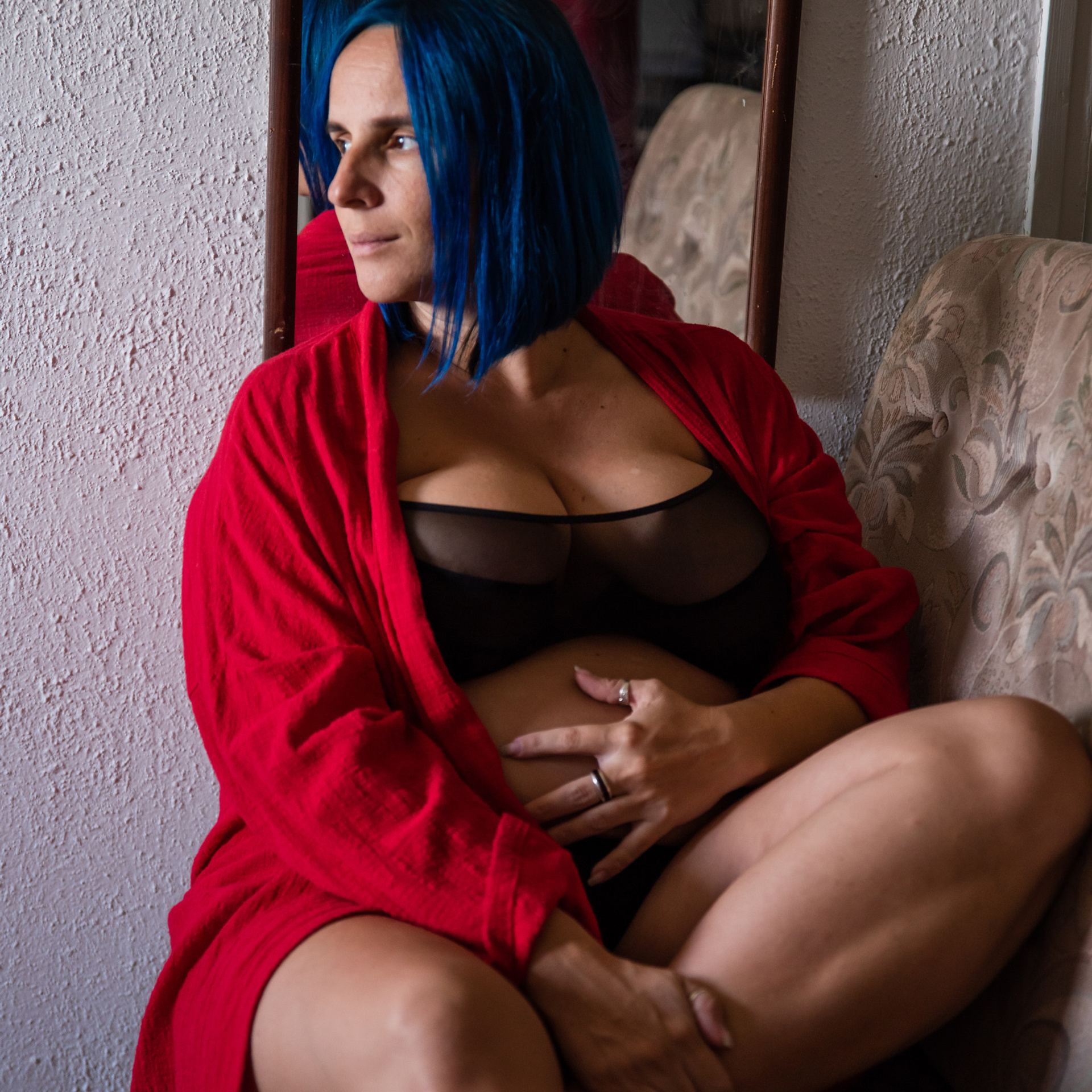 Maternity photoshoot at home. Photographer in Israel Luba Ternavskaya