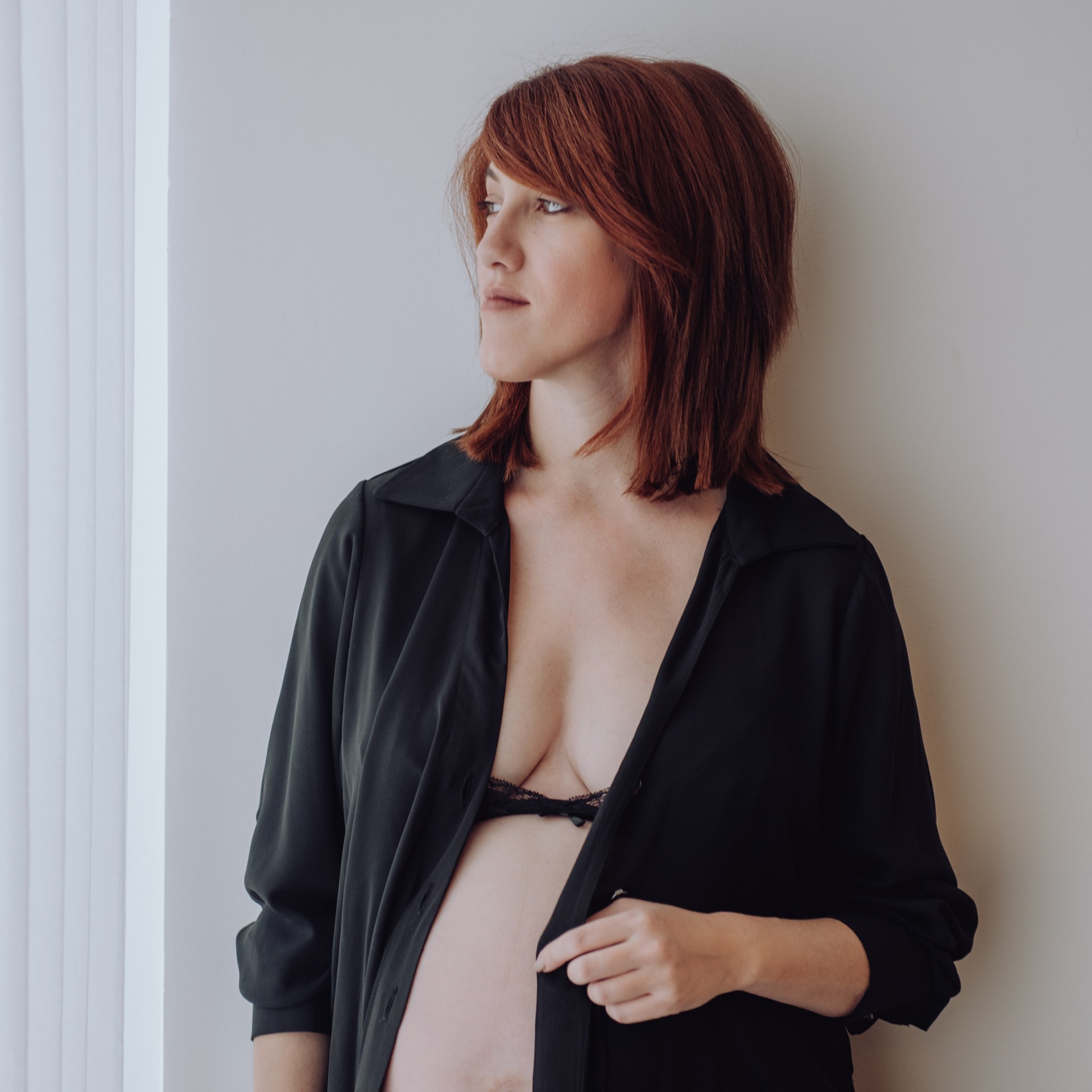 Maternity photoshoot at home. Photographer in Israel Luba Ternavskaya