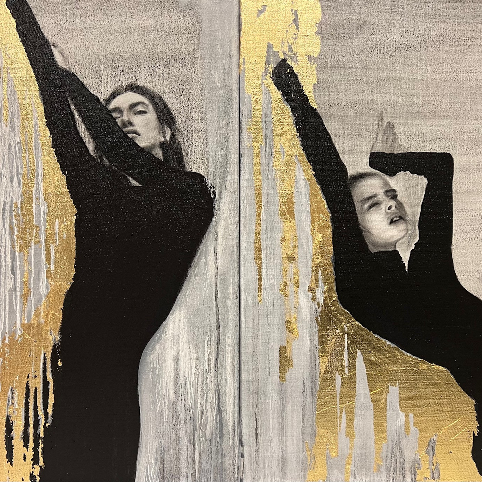 Красивые сёстры модели позируют с руками вверх 