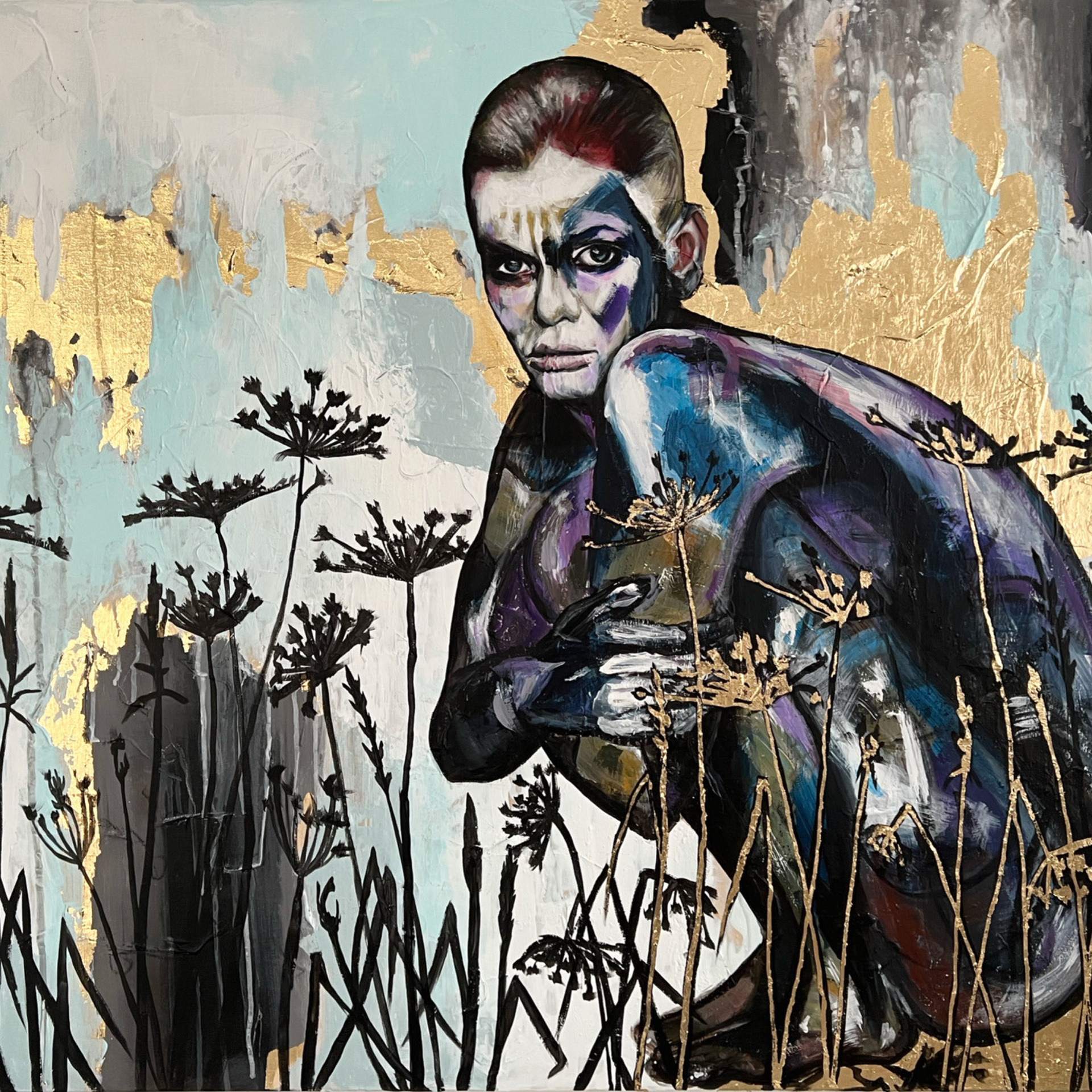 Лесная разноцветная фея сидит в цветочном поле и смотрит на природу