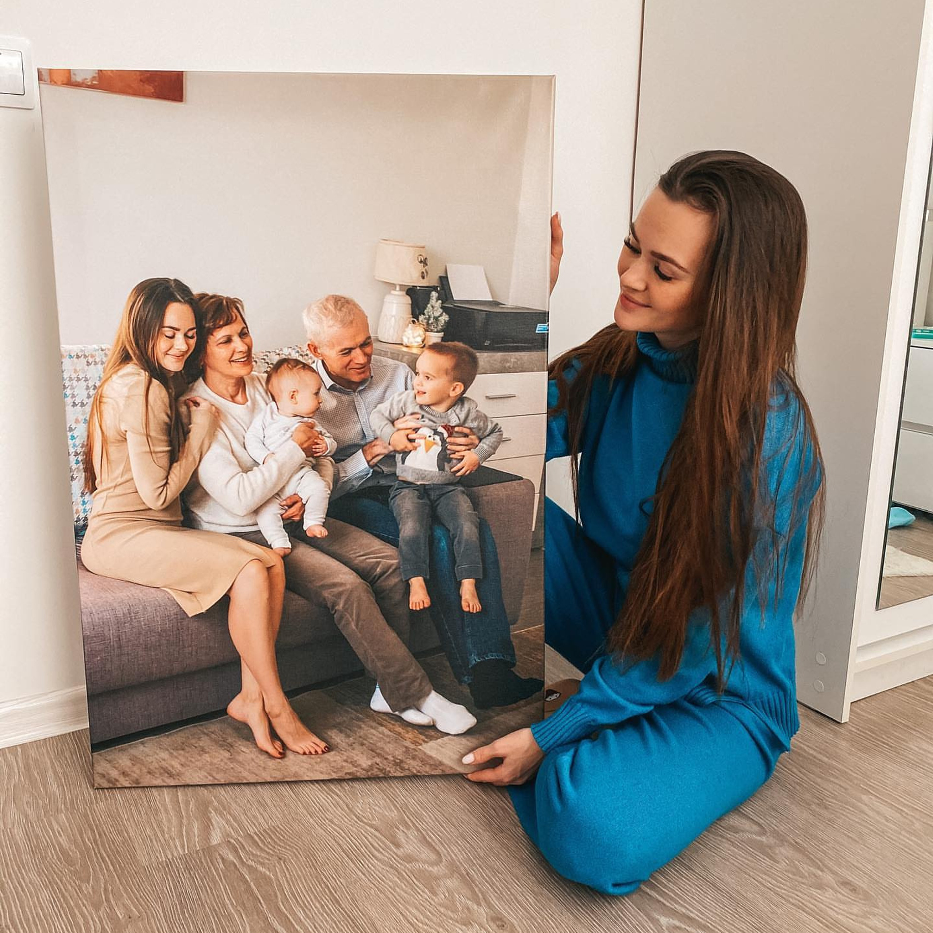 Сімейна фотосесія надрукована на великому полотні. Друк інтер'єрних фотокартин на замовлення.