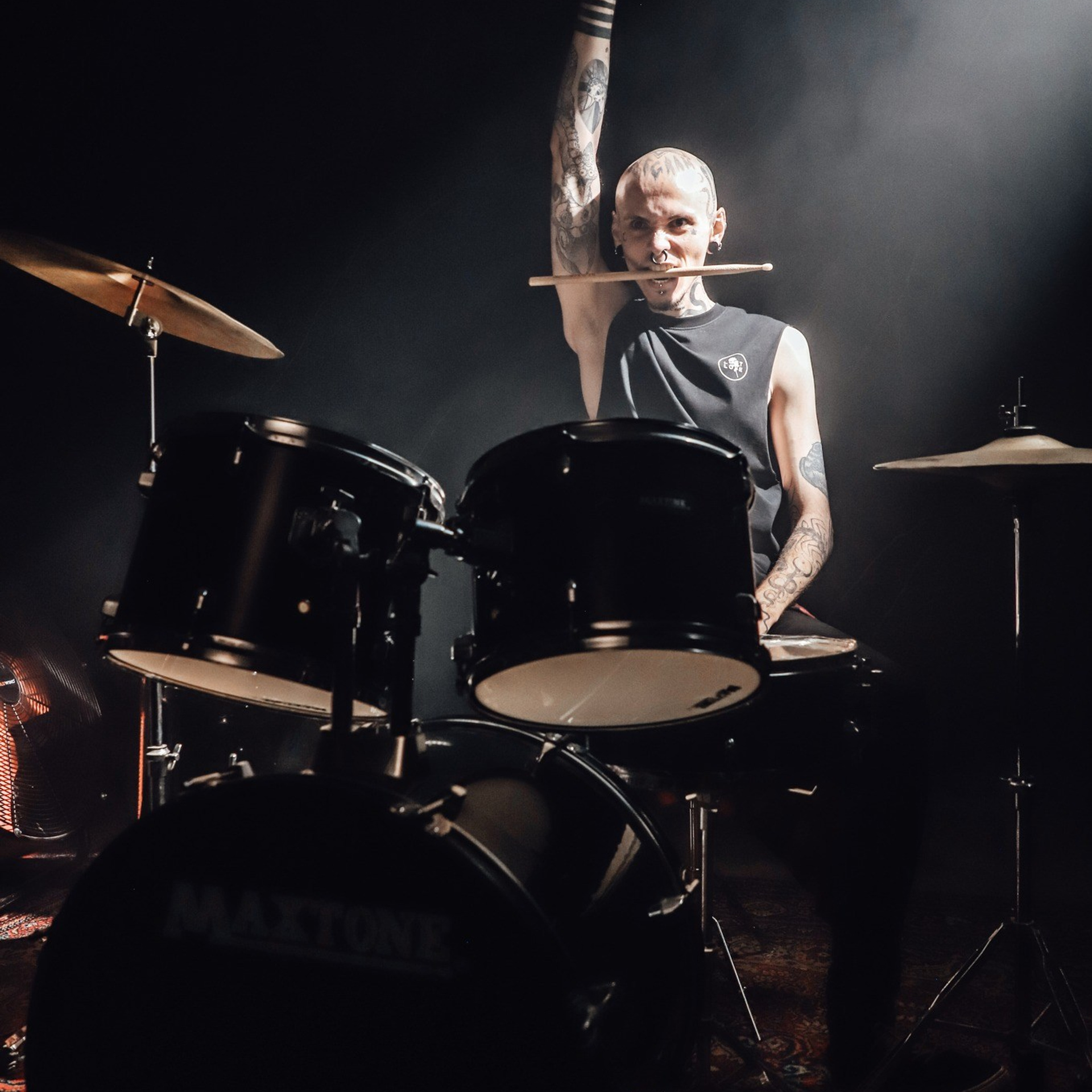 Фотосесія з барабанами «І музика може стати зброєю»