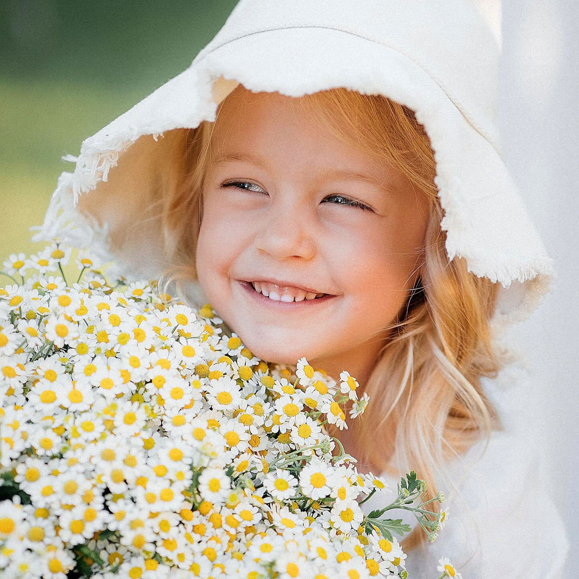 Літня дитяча фотозйомка в саду