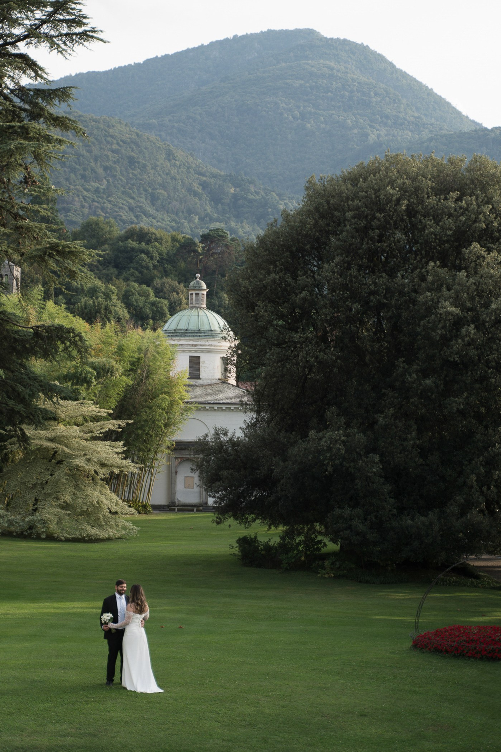 Villa Melzi in Bellagio elopement. Elopement photographer in Italy.