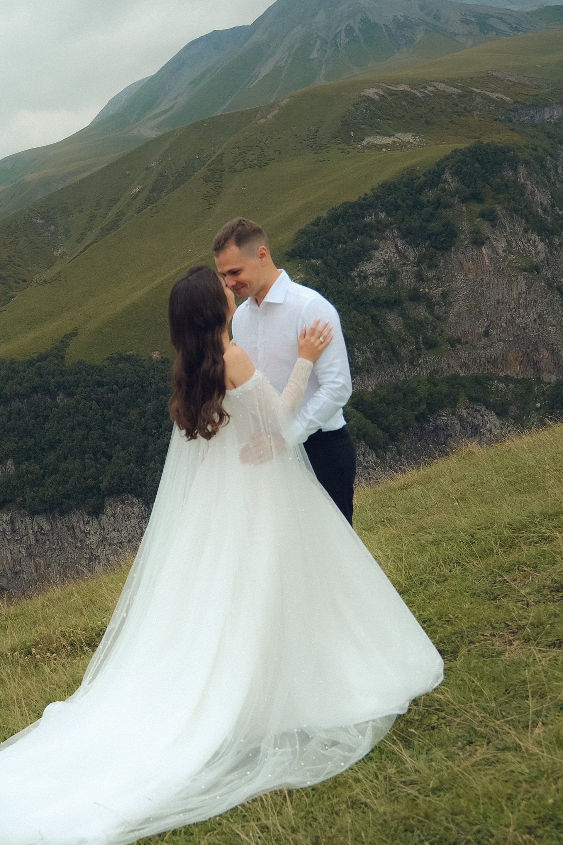 Summer wedding photoshoot in Gudauri, Georgia