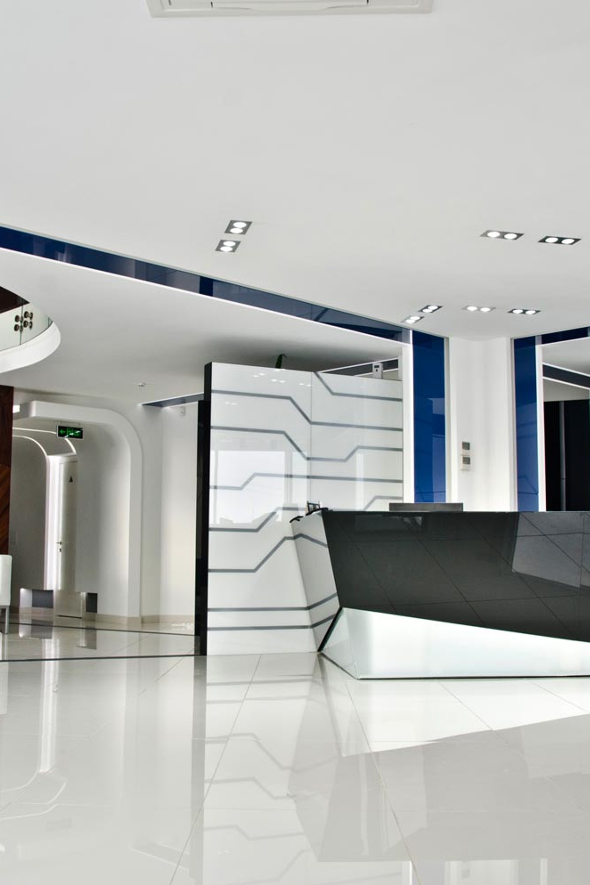 Холл холдинга. Зона администратора