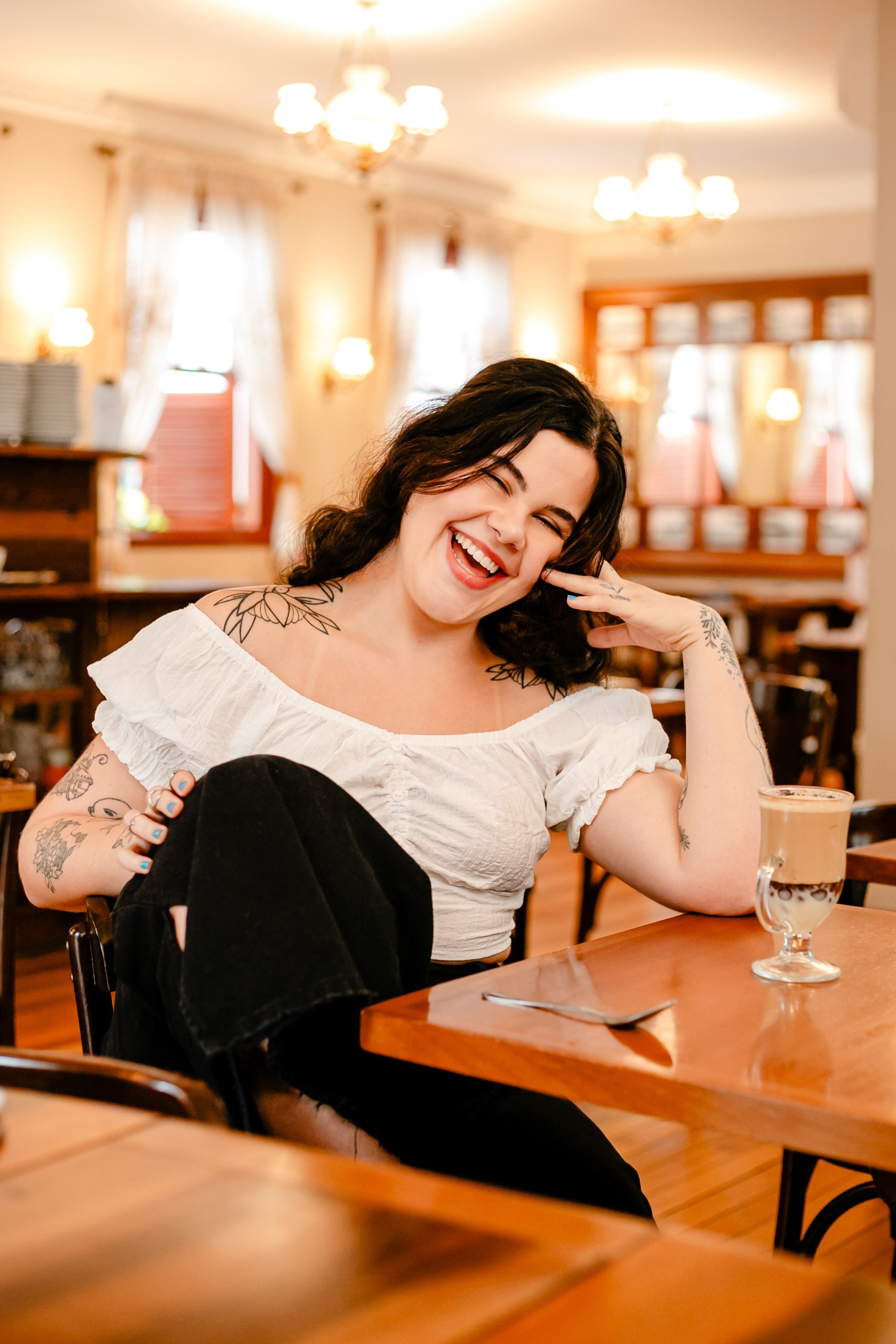 Festa de aniversário em uma vinícola no pôr do sol — Ivana Oleskovicz