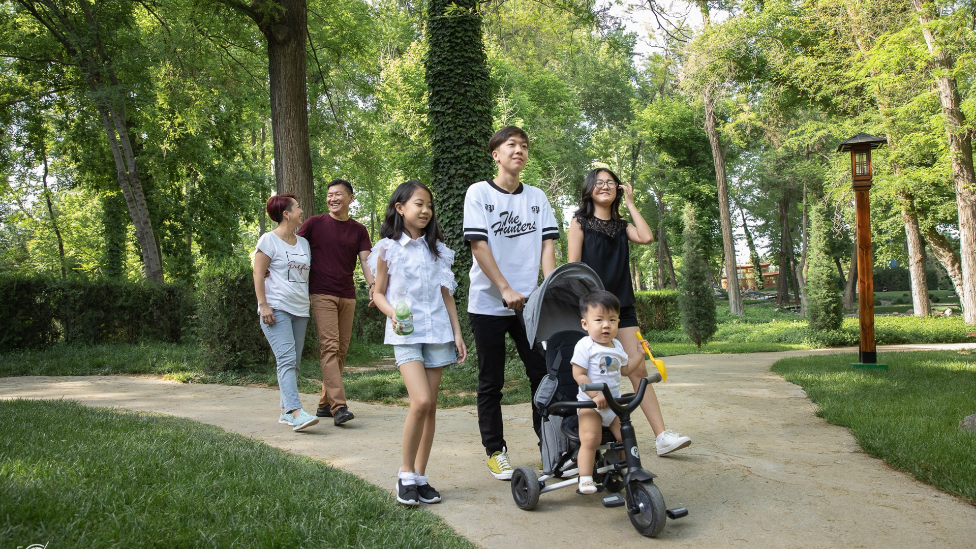 Семейная прогулка