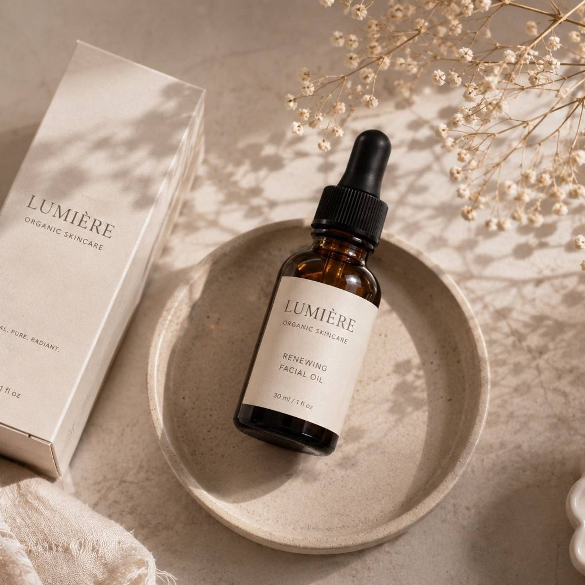 Минималистична skincare продуктова фотография със серум за лице