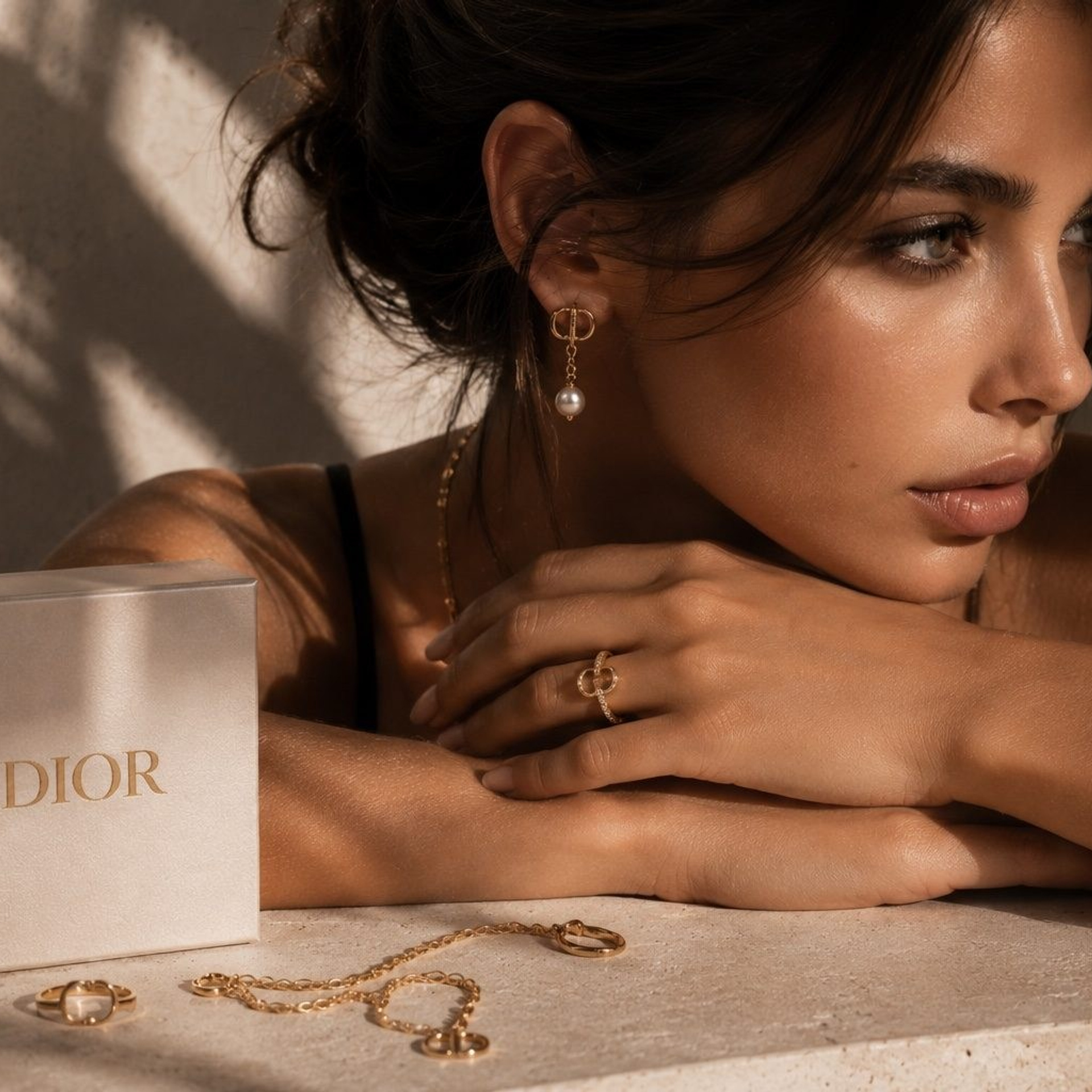Луксозна fashion и beauty фотография на жена с бижута и козметика в топли бежови тонове
