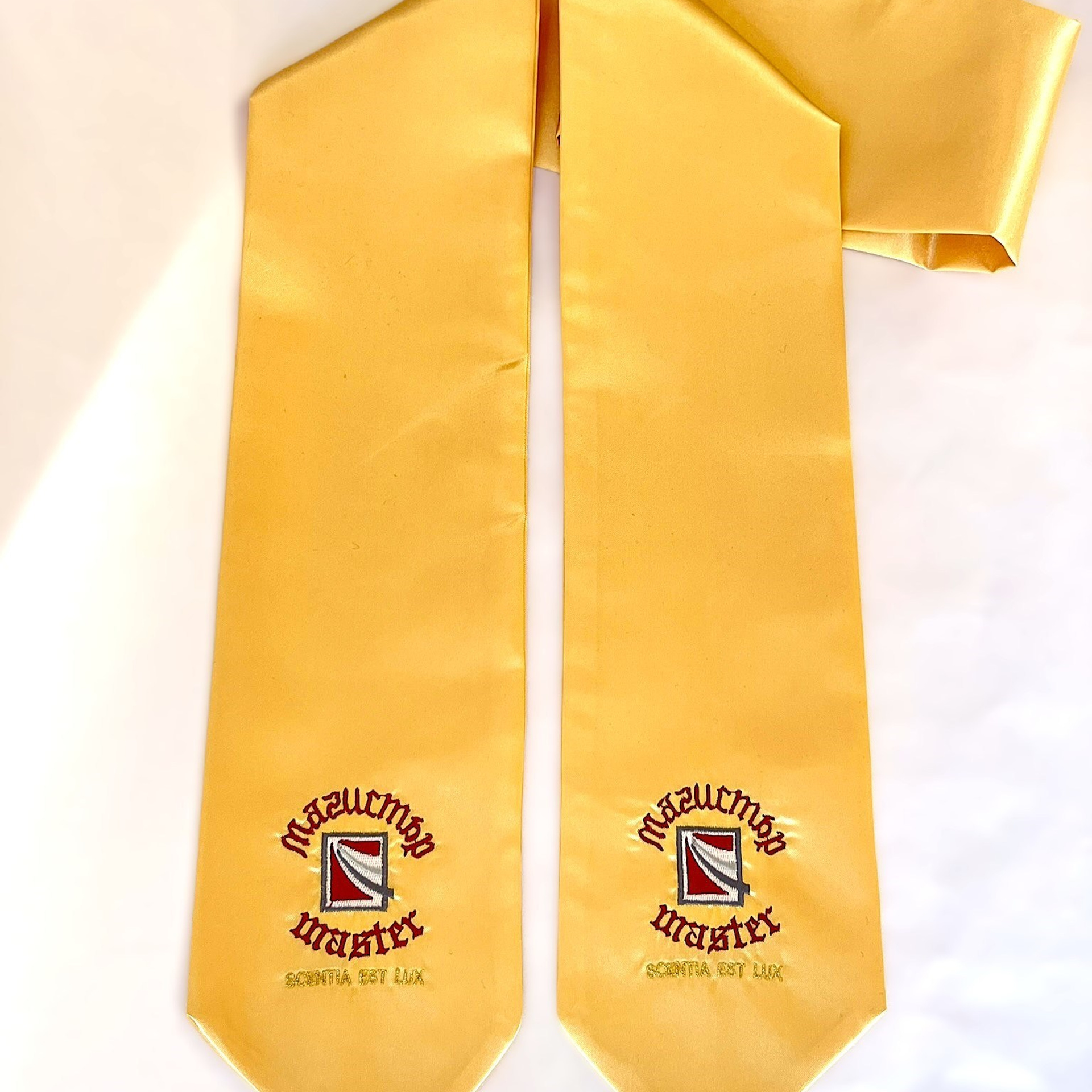 Шал за завършване с лого. 🎓 Togiishapki.bg — Тоги и академични шапки за дипломиране на студенти, ученици и деца