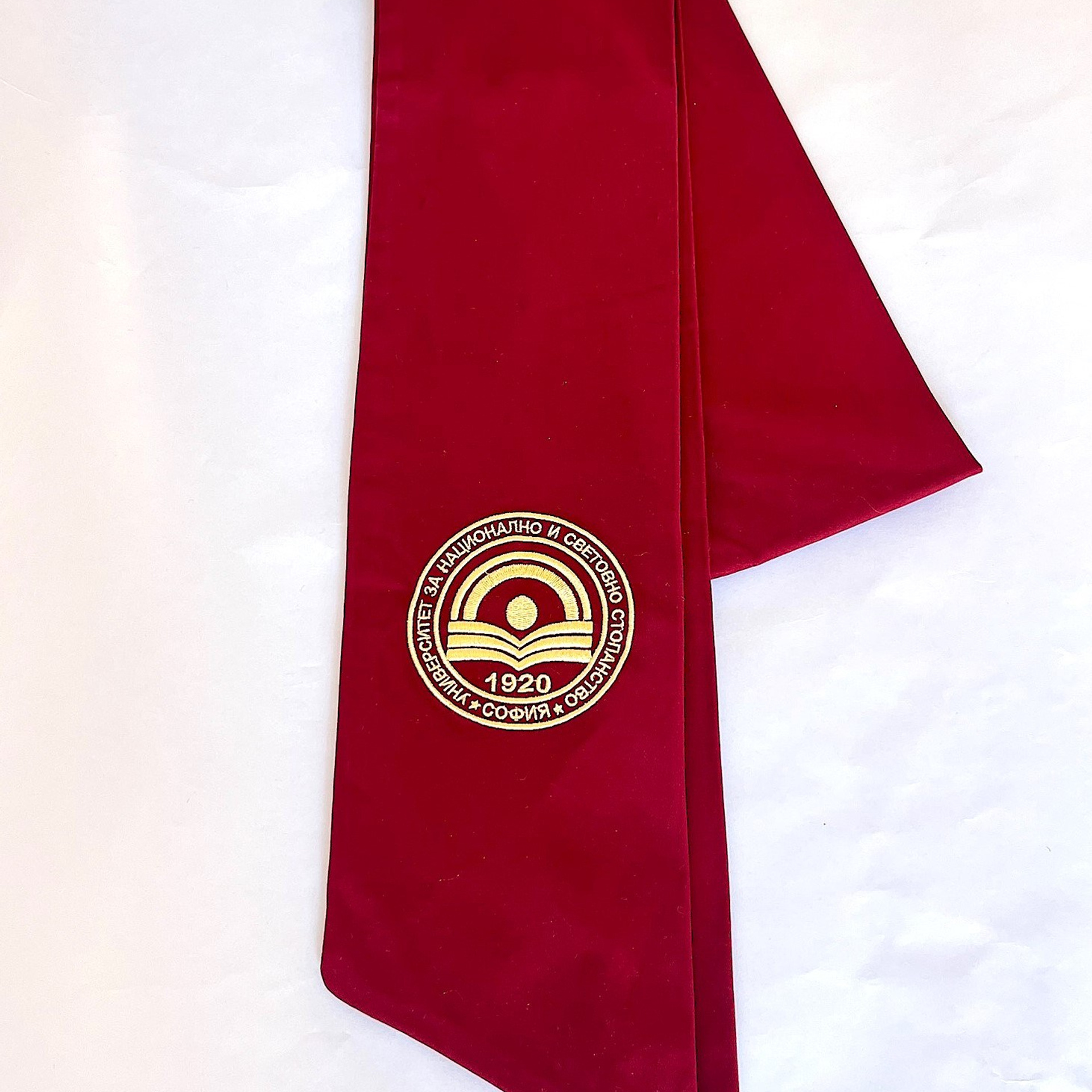 Шал за завършване с лого. 🎓 Togiishapki.bg — Тоги и академични шапки за дипломиране на студенти, ученици и деца