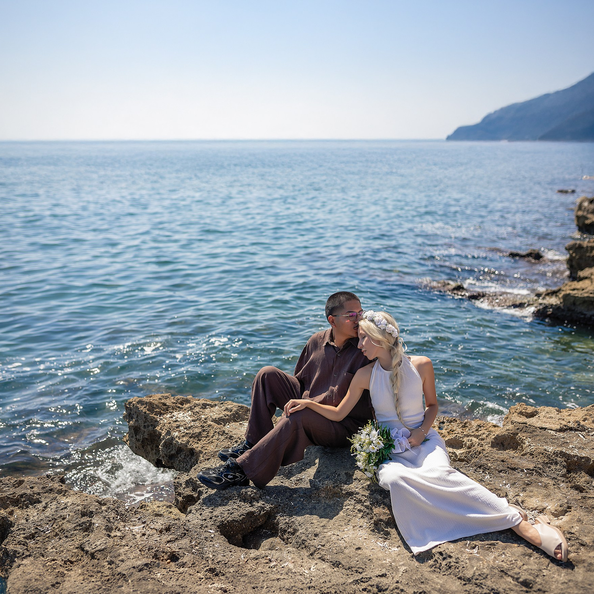recién casados en sesión romántica en la playa de Roquetas del Mar