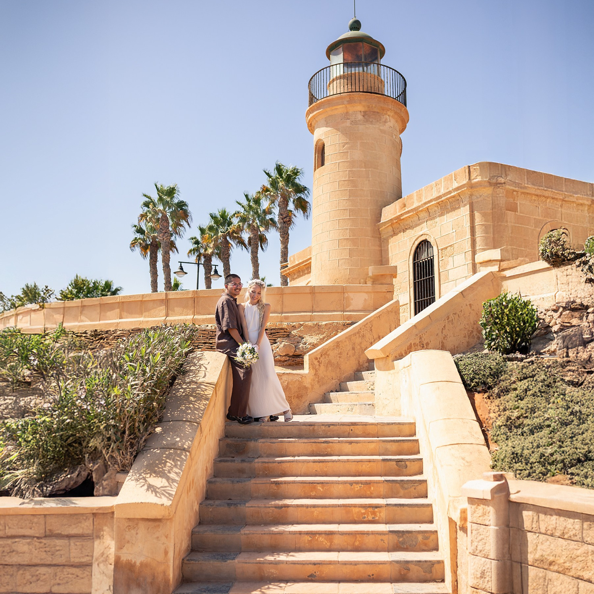 fotos de pareja después de la boda en Castillo de Santa Ana Roquetas puerto Almeria
