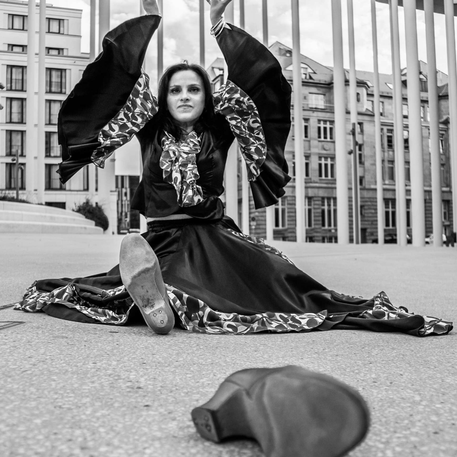 Schwarzweiß-Portrait – Frau im Tanz, künstlerische Fotografie Dresden