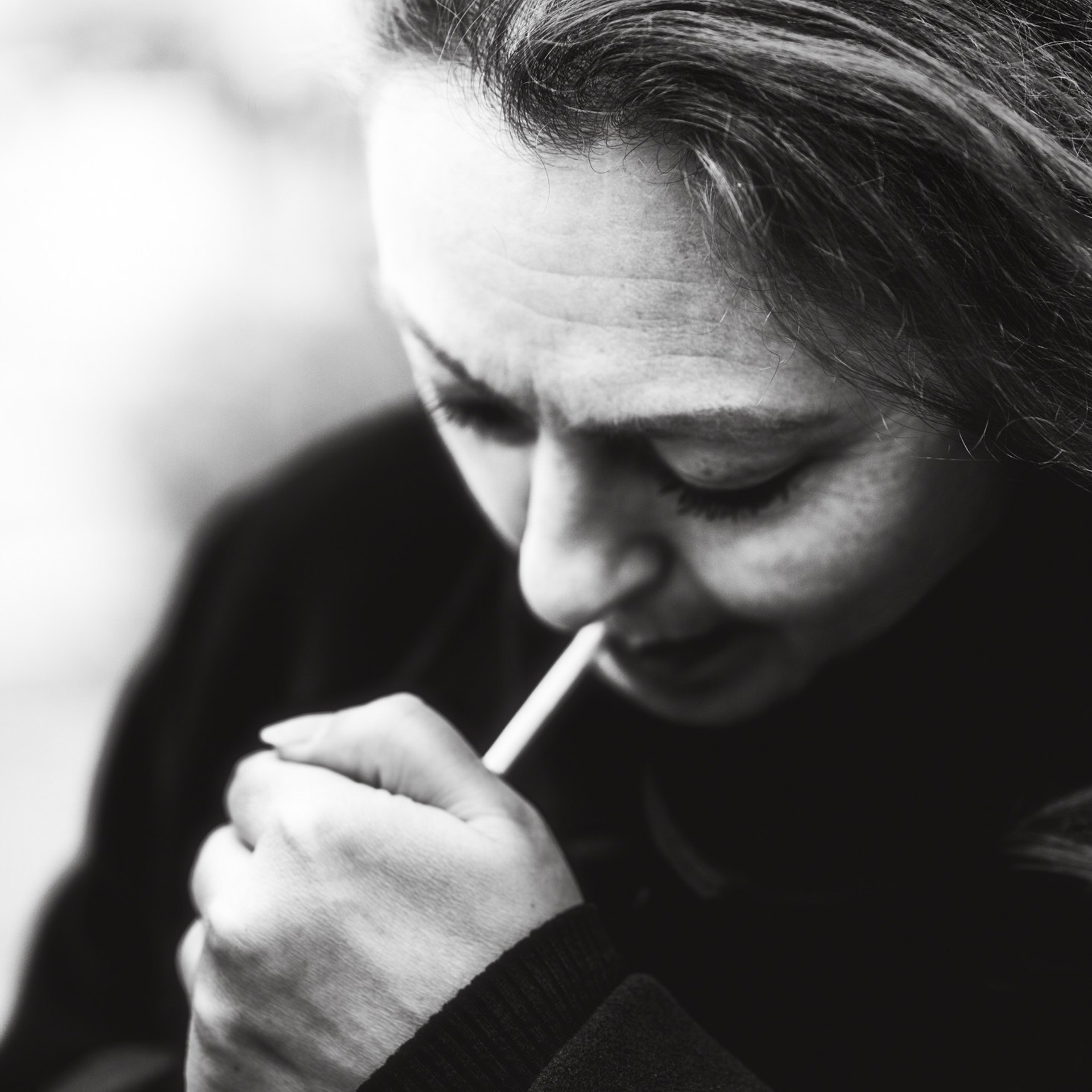 Authentisches Schwarzweiß-Portrait einer Frau – Close-up mit Zigarette