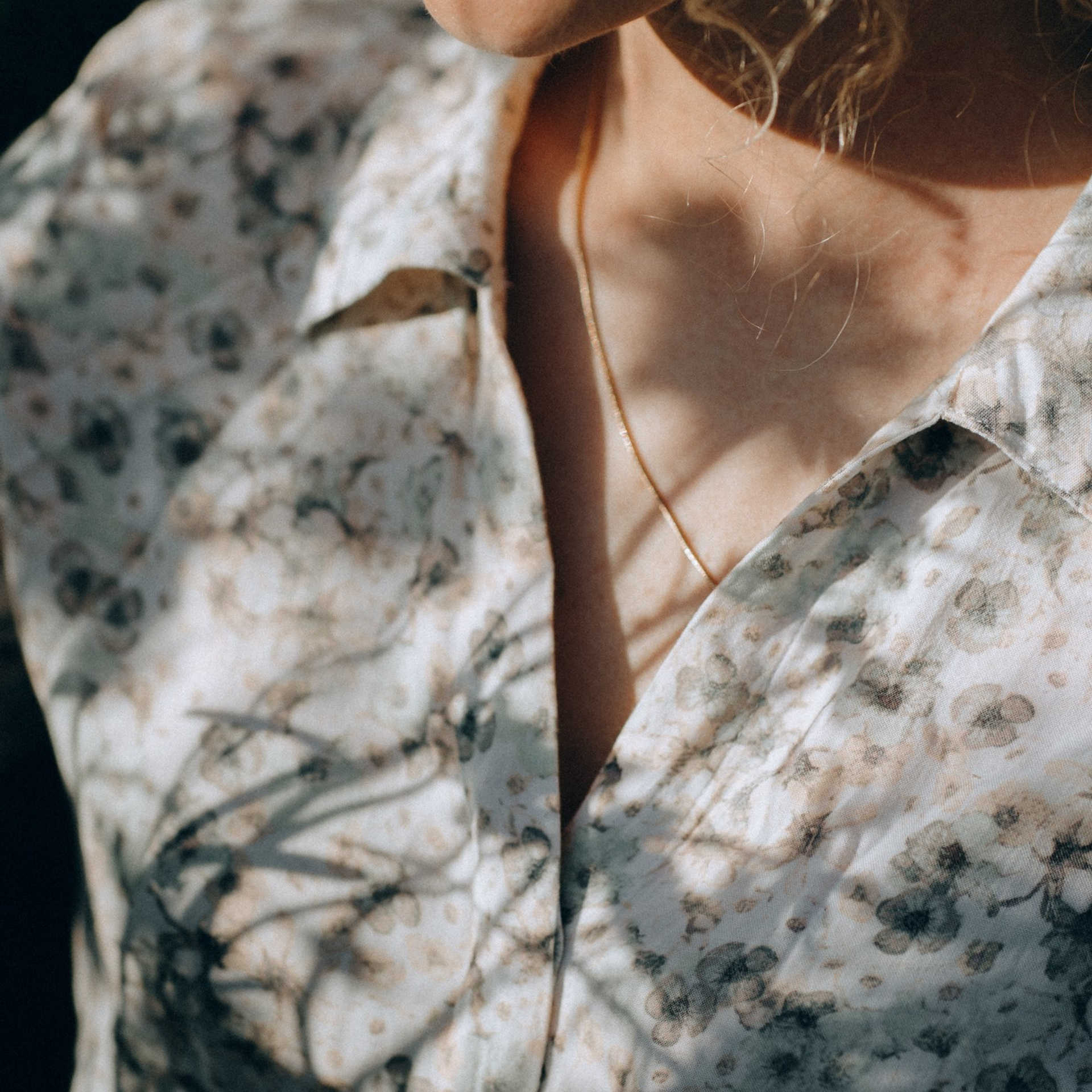 Detailaufnahme – Bluse mit Muster, künstlerisches Portraitfoto