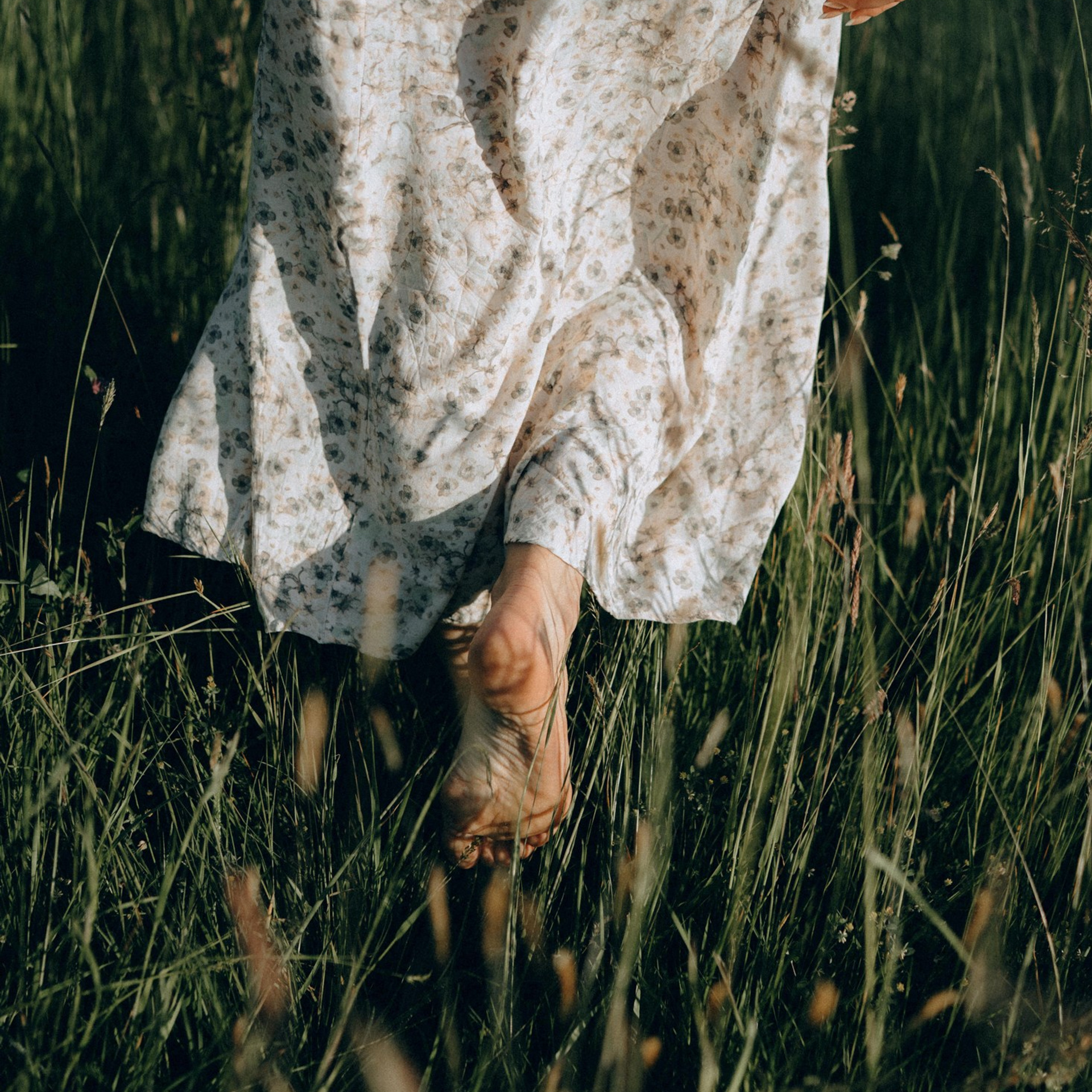 Natürliche Portraitfotografie – Detailaufnahme barfuß im Sommergras