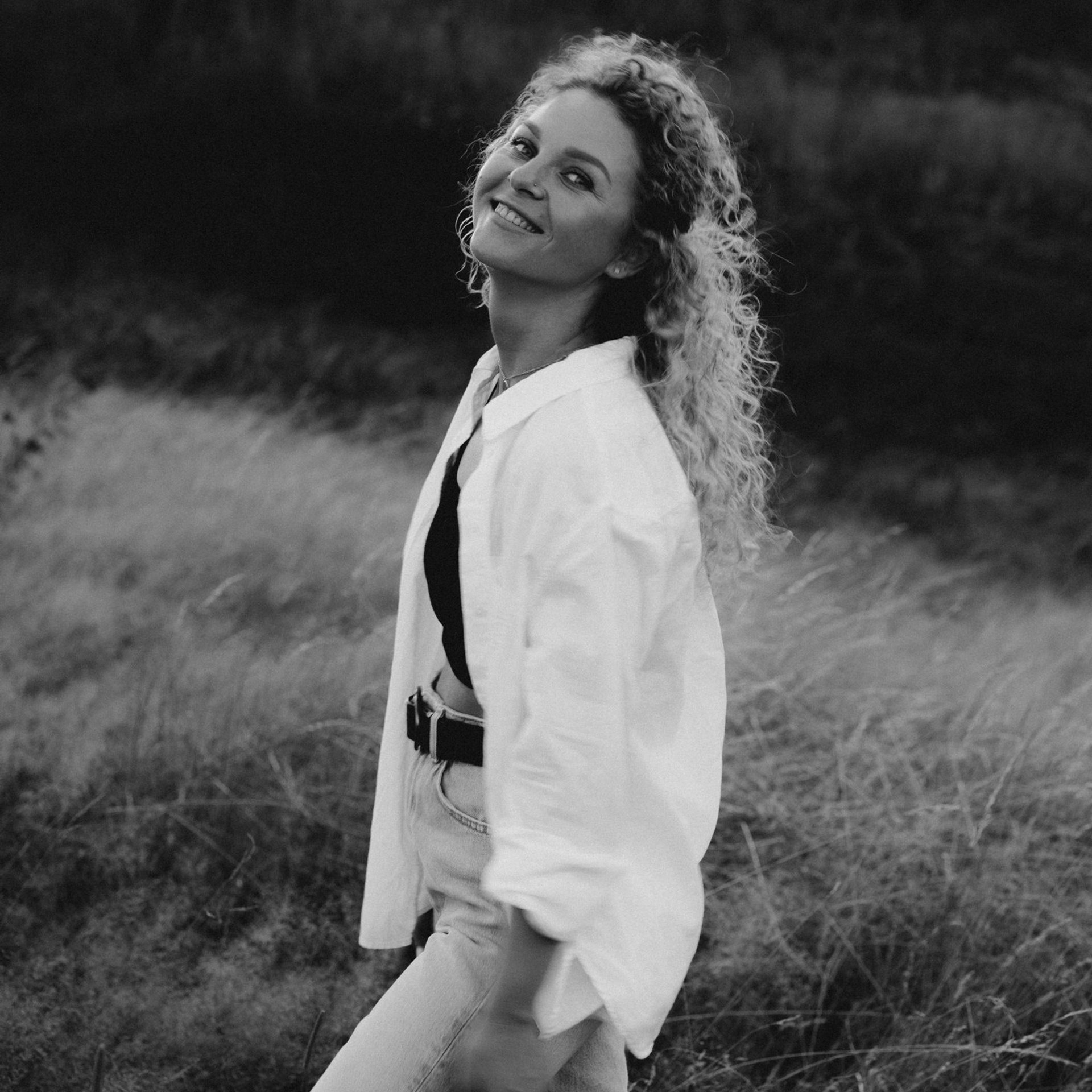 Schwarzweiß-Portrait einer Frau im Freien – natürliche Portraitfotografie