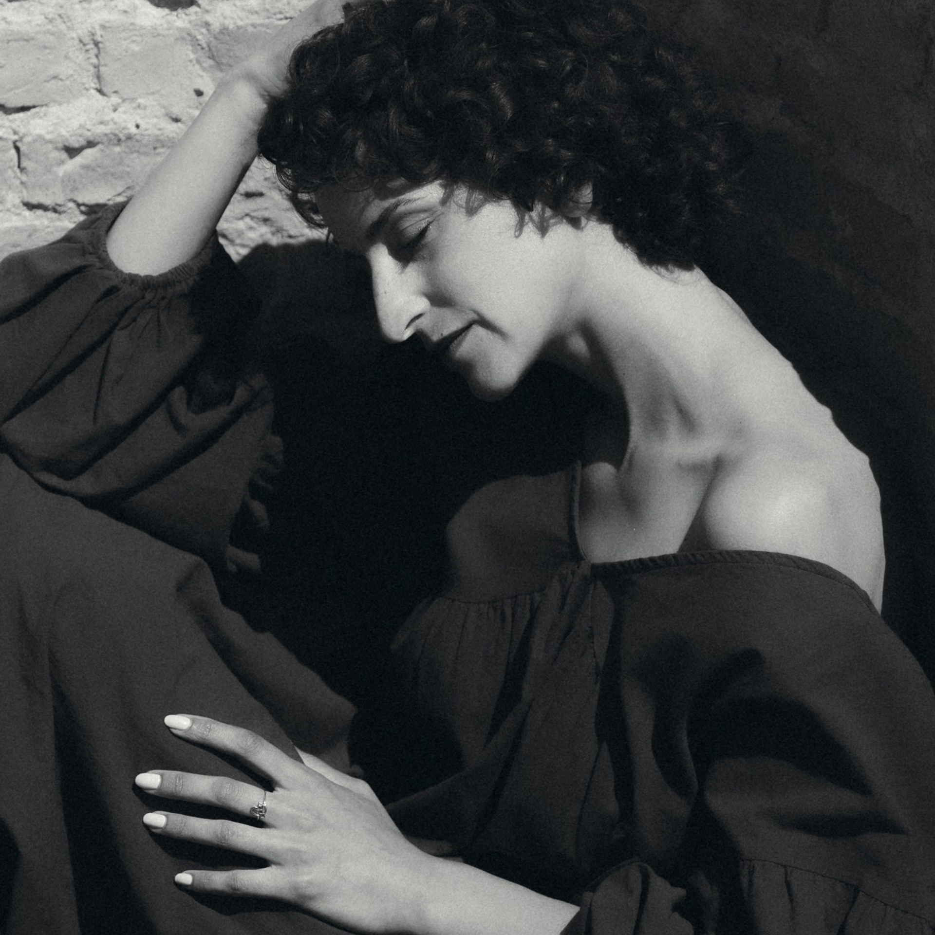 Schwarzweiß-Portraitfotografie Dresden – Frau im Ausdruck an der Wand