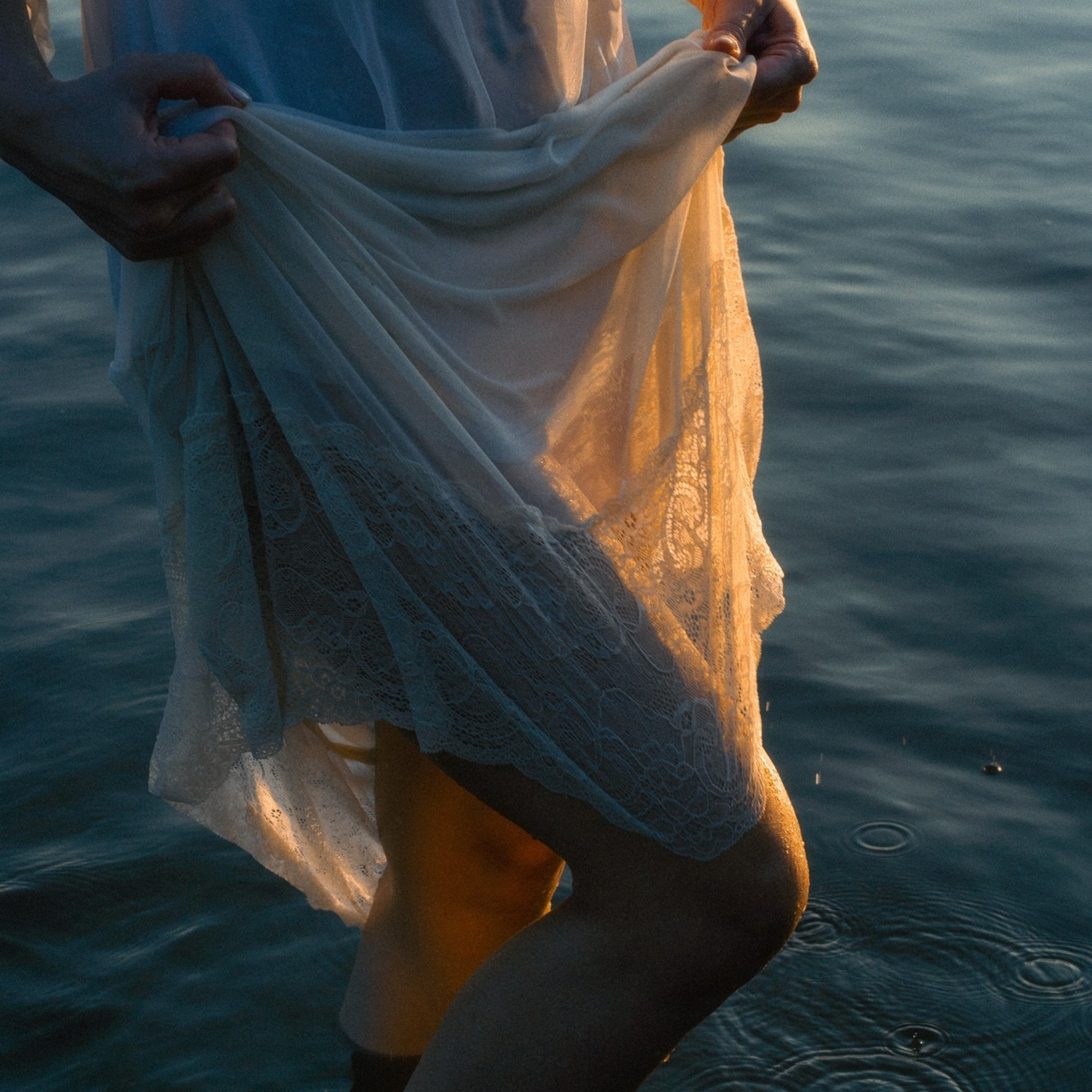 Portraitshooting Dresden – Detailaufnahme Kleid im Wasser