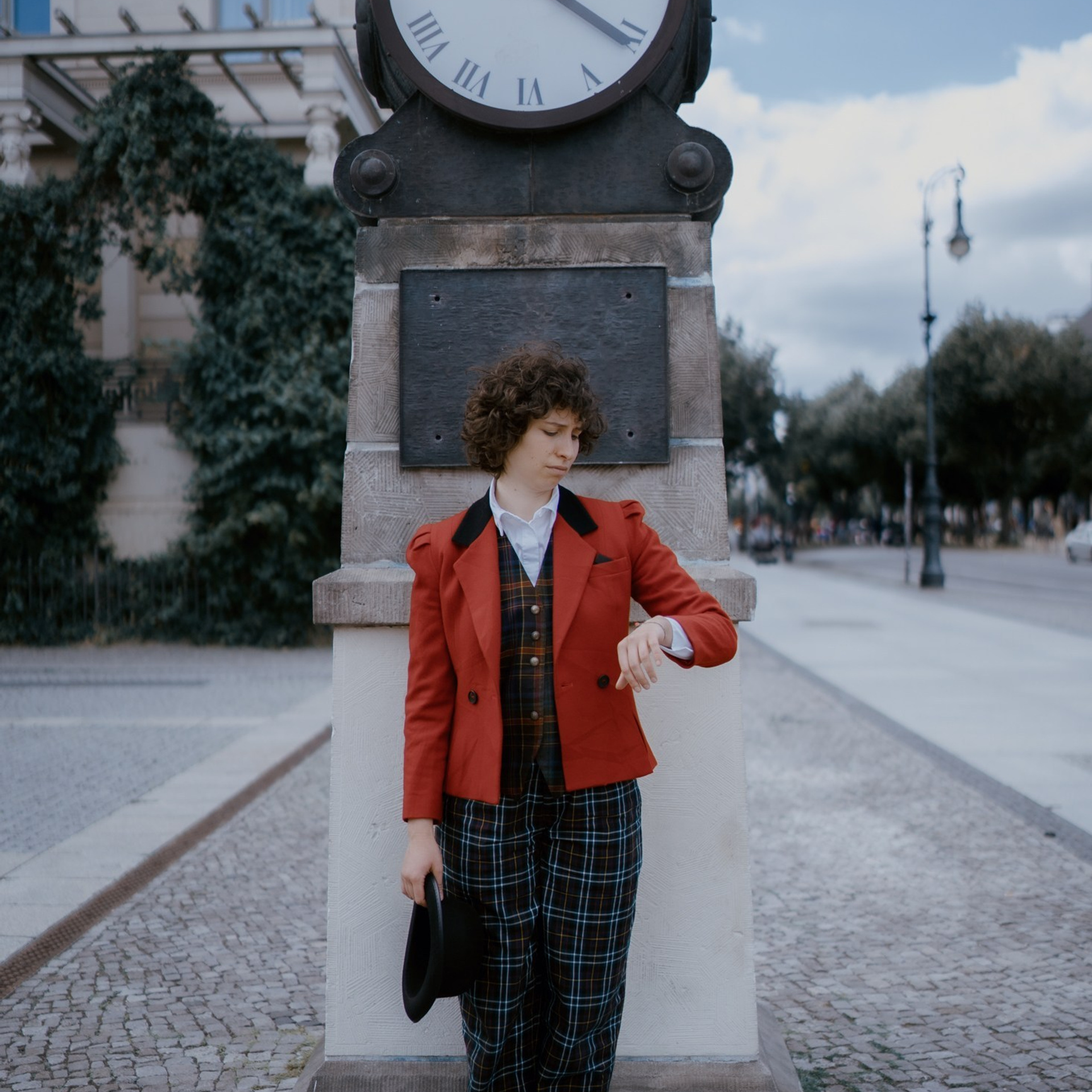 Portrait einer jungen Frau in roter Jacke – künstlerisches Shooting Dresden