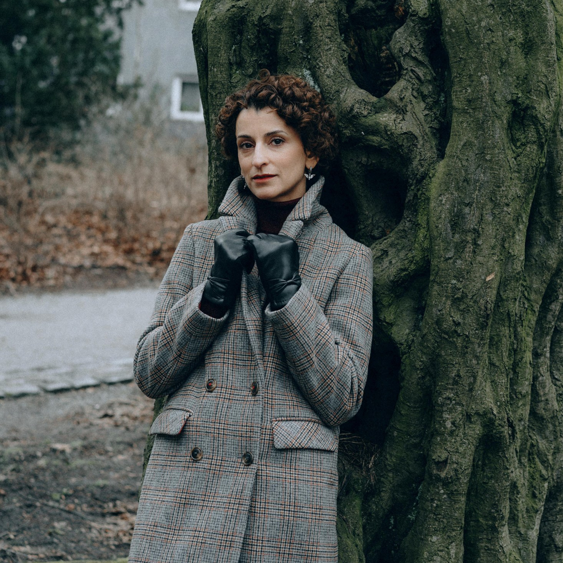 Business-Portrait Dresden – Frau im Mantel am Baum