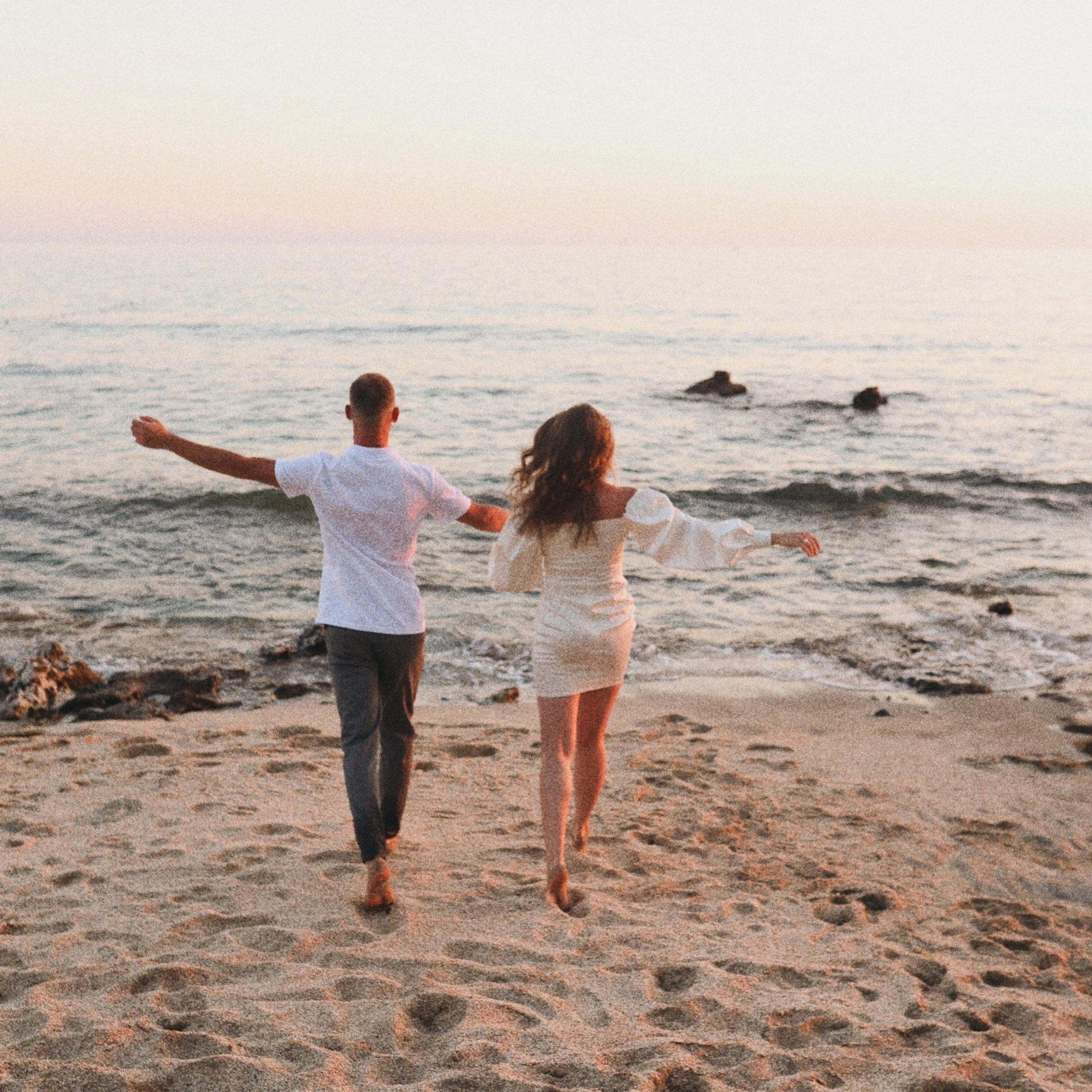 Sunset.Beach. Love story on Cleopatra beach at sunset. Alanya. Alsu Develi, Photographer in Turkey, Alanya, Side, Belek, Antalya, Kemer, Turkiye. Photoshooting in Alanya. Photosession in Belek, Side
