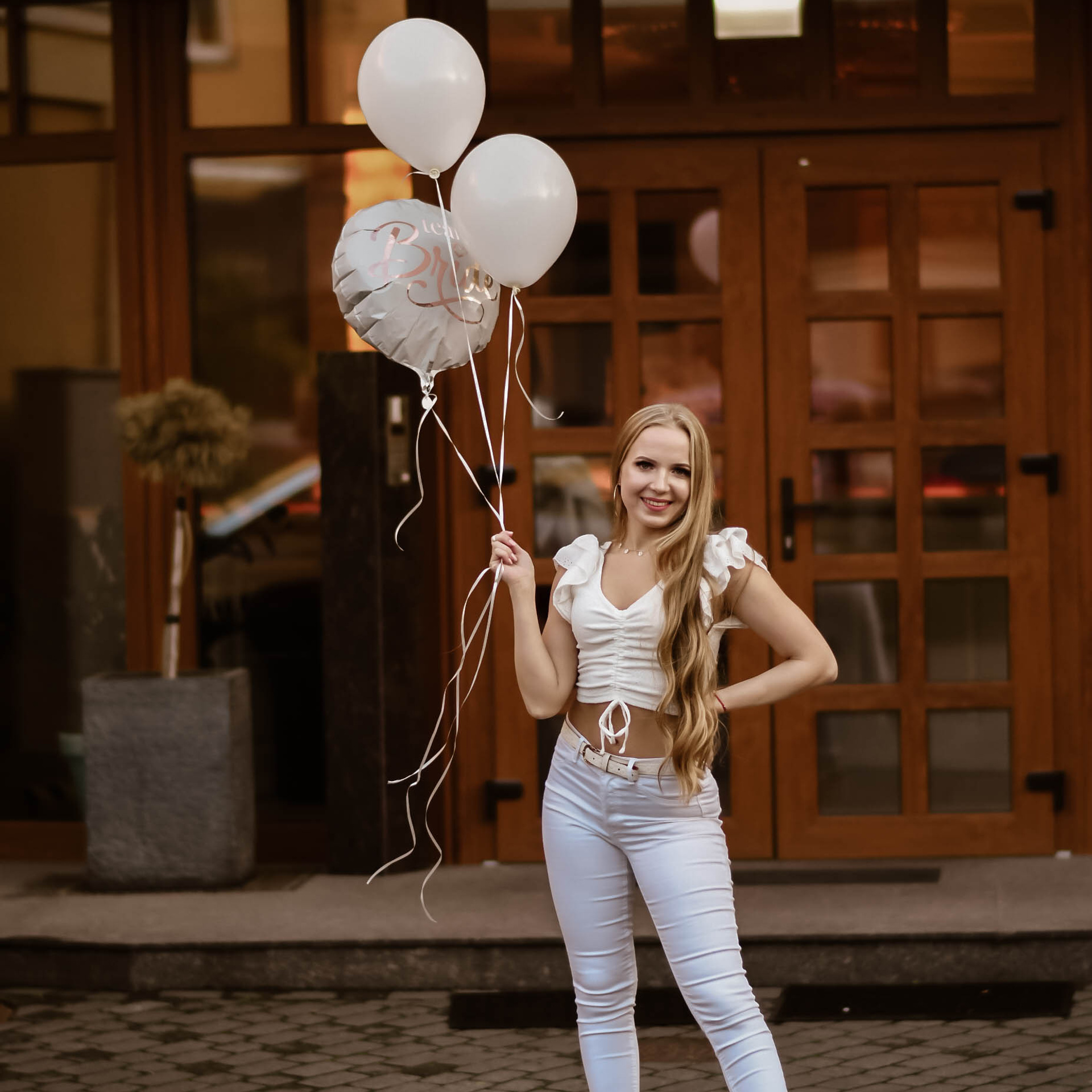 Elvyros mergvakaris. Photographer from Vilnius