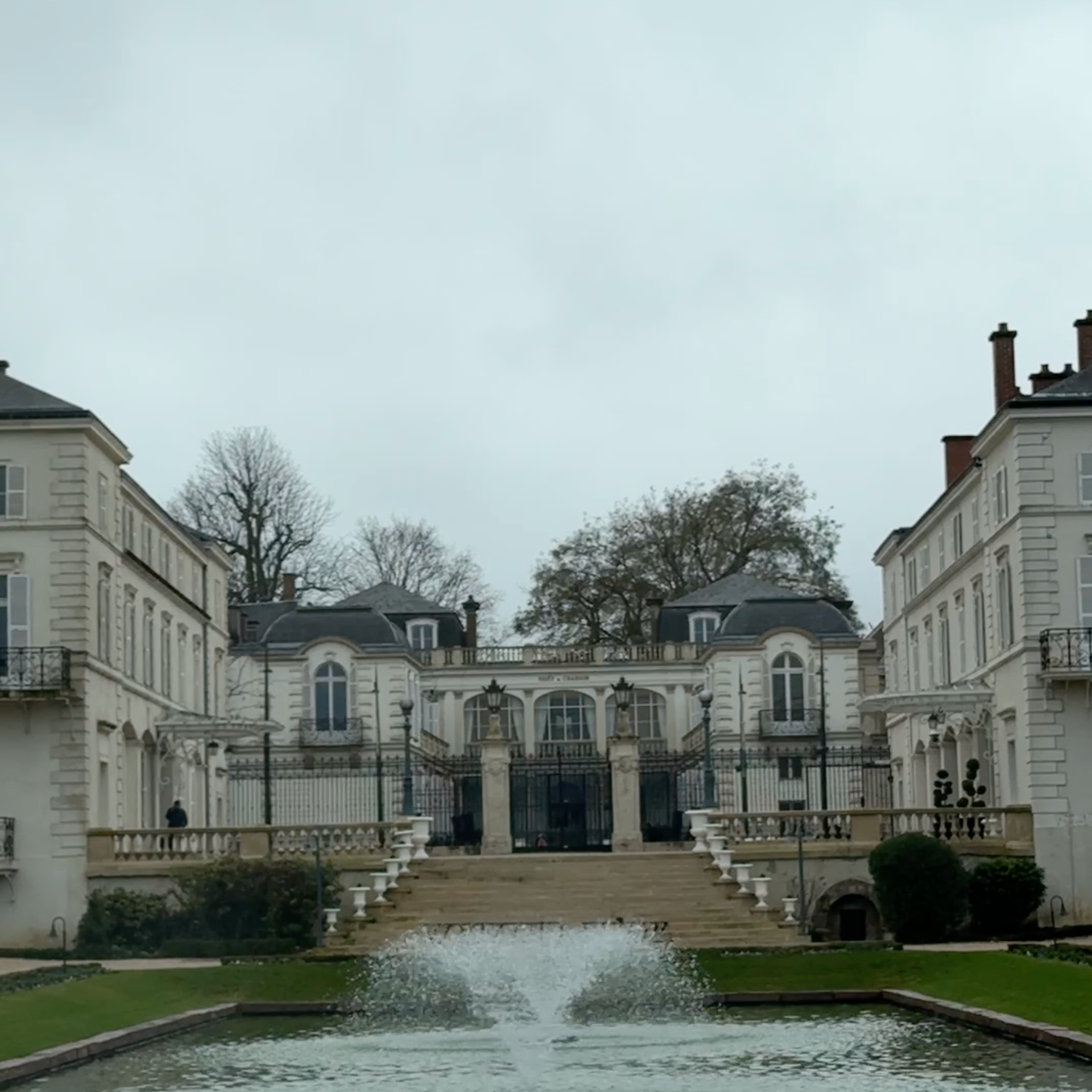 Персональная фотосъемка бренда Евы в ее домашнем офисе. Eugénie Smirnova — Wedding & Elopement Photographer in Southwest France