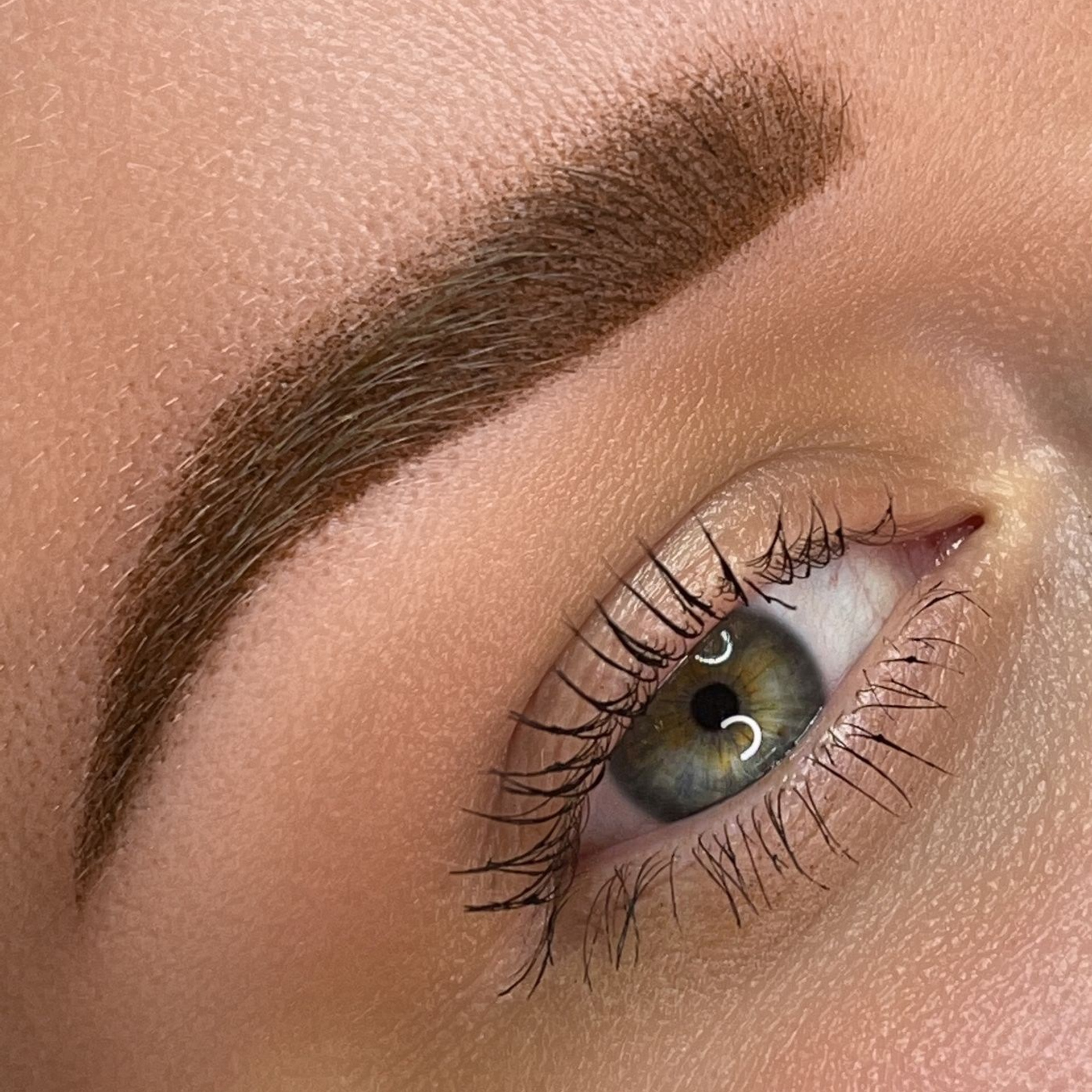 Перманентный макияж бровей