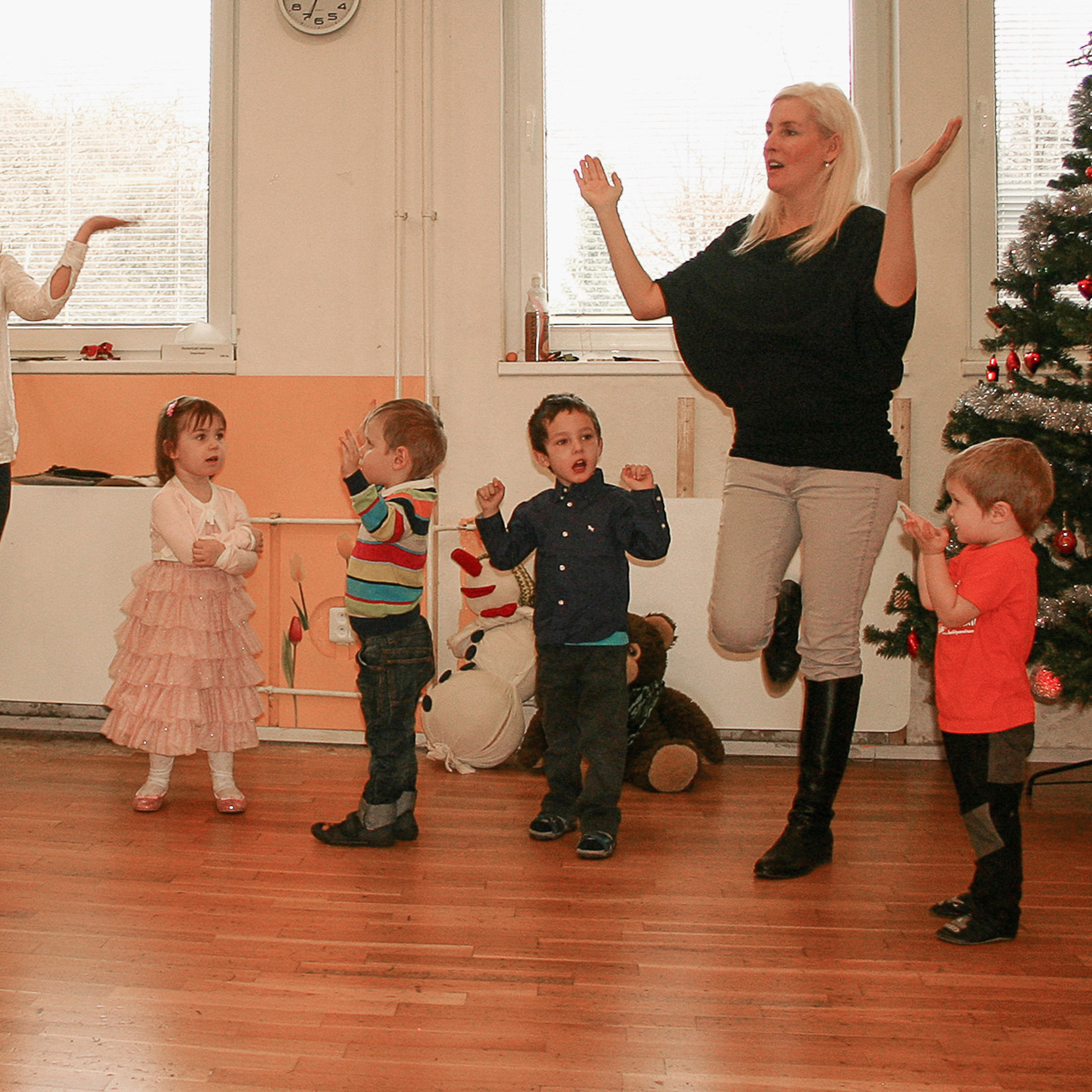 2014. Kiki-Niki-Cha! Learn, play, and discover with us!